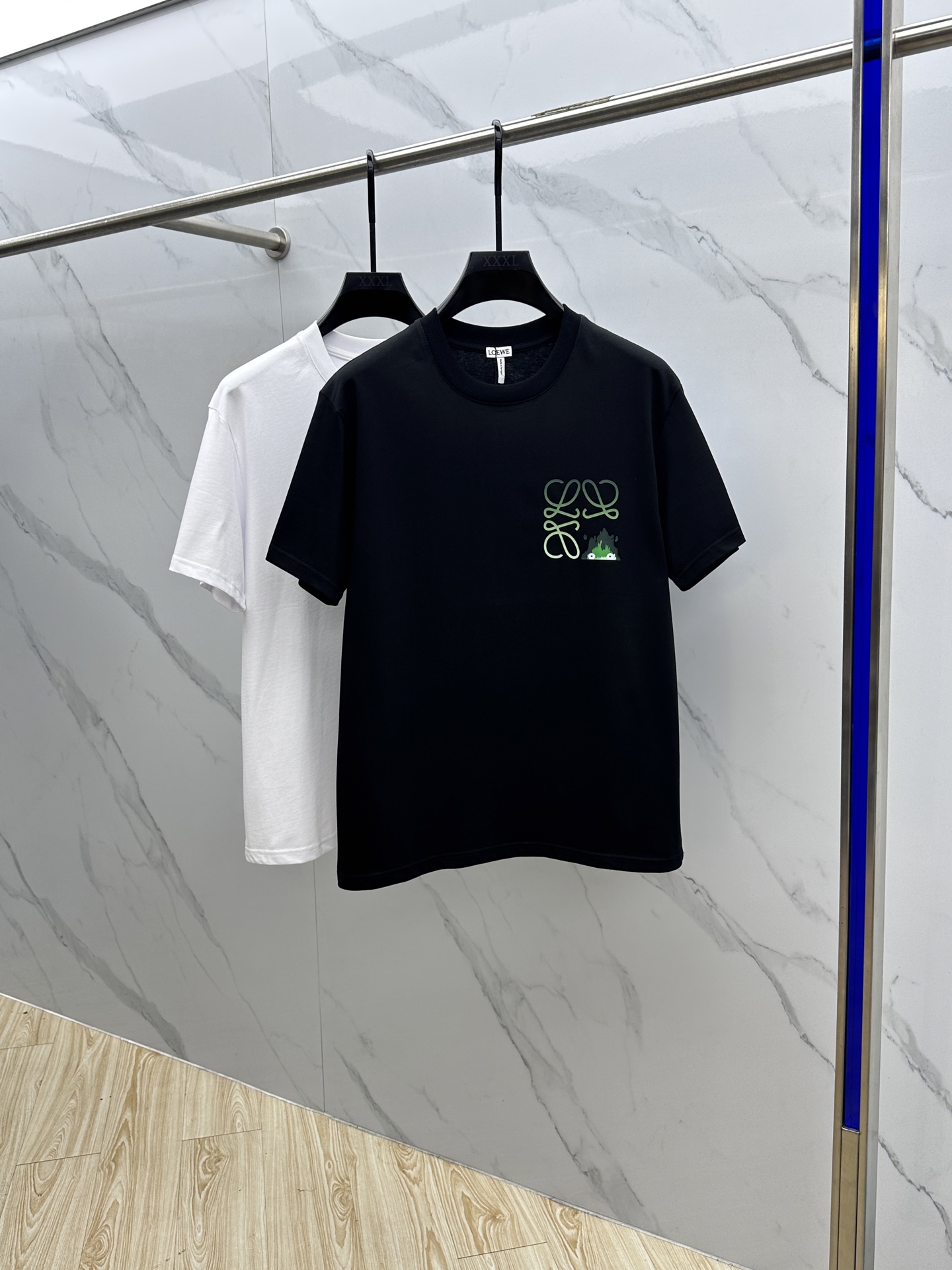 NO:455209,LOE* Luo Yiwei 2025FW spring and summer new round neck bottoming T-shirt, three-dimensional logo regular half-sleeved active pure cotton base T-shirt, cotton, feel glutinous and skin-skinned, soft and tough. Processing, toughness and wrinkle resistance have been greatly improved. The tailoring is very well-equipped, with a plaid thread neckline, and the recognition is very high. The three standards are complete, and the single-wear base must be necessary. The same model for men and women, zg code S-XL,,loewe,loewe,tees,t-shirt,alexander wang19860909LOE*罗意威 2025FW春夏新品圆领打底外穿T恤,立体感logo常规半袖 活性纯棉打底T恤,棉,手感面糯有骨感,柔而有韧性.工艺处理,韧性和抗皱性能得到大幅度提高.剪裁很到位,格子螺纹领口,辨识度极高.三标齐全,单穿打底必备单品. 男女同款zg码数S-XL,,loewe,loewe,tees，t-shirt,alexander wang,Men's clothing