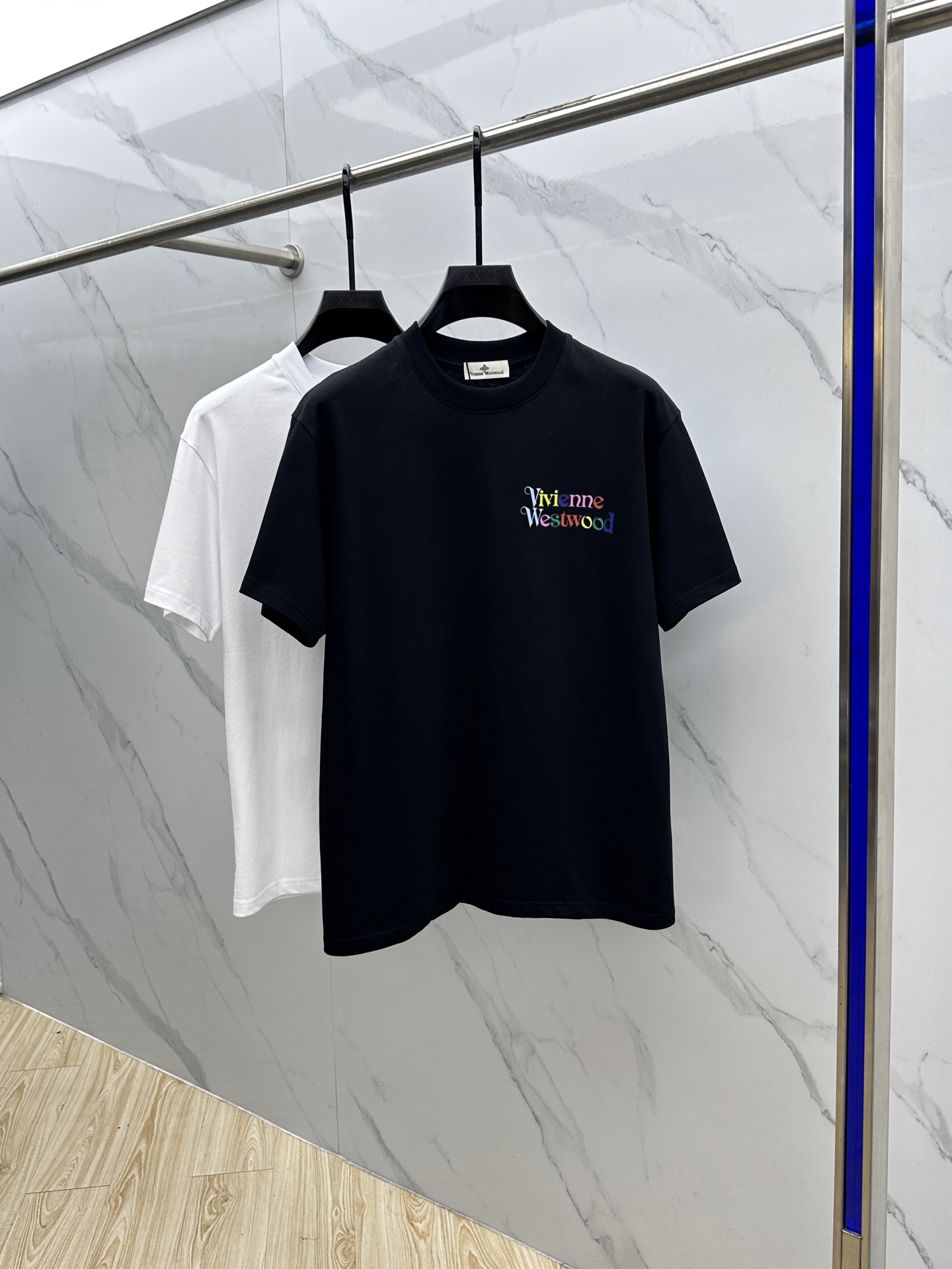 NO:455213,vivienne * Queen Mother of the West 2025FW spring and summer new round neck bottoming T-shirt, three-dimensional logo regular half-sleeved active pure cotton base T-shirt, cotton, feel glutinous and skin-skinned, soft and tough. Processing, toughness and wrinkle resistance have been greatly improved. The tailoring is very well-equipped, with a plaid thread neckline, and the recognition is very high. The three standards are complete, and the single-wear base must be necessary. The same model for men and women, zg codes S-XL,,tees, t-shirt, alexander wang19860909vivienne *西太后 2025FW春夏新品圆领打底外穿T恤,立体感logo常规半袖 活性纯棉打底T恤,棉,手感面糯有骨感,柔而有韧性.工艺处理,韧性和抗皱性能得到大幅度提高.剪裁很到位,格子螺纹领口,辨识度极高.三标齐全,单穿打底必备单品. 男女同款zg码数S-XL,,tees，t-shirt,alexander wang,Men's clothing