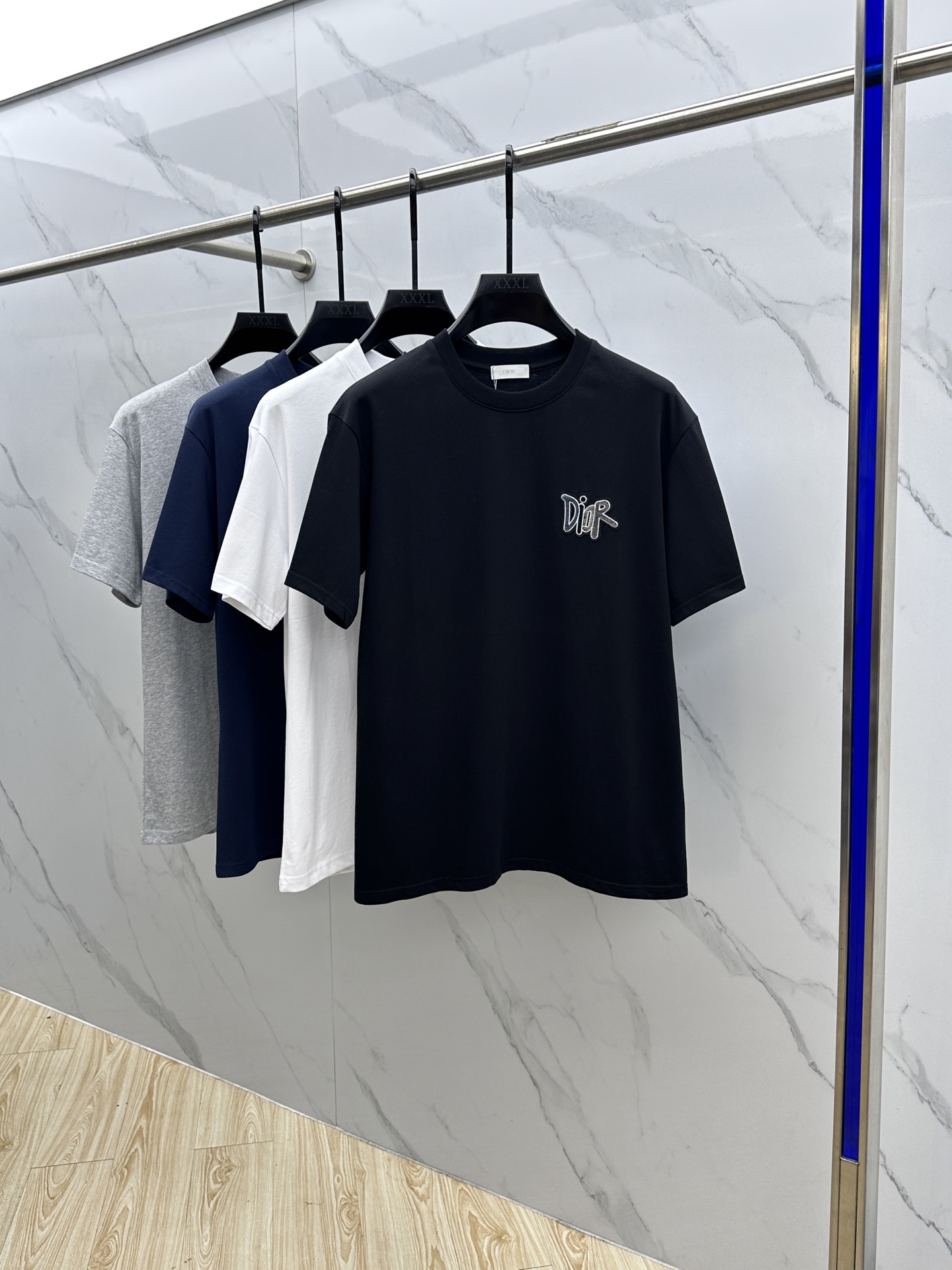 NO:455259,Dior*Dior 2025FW spring and summer new round neck bottoming T-shirt, three-dimensional logo regular half-sleeved active pure cotton base T-shirt, cotton, feel glutinous and skin-skinned, soft and tough. Processing, toughness and wrinkle resistance have been greatly improved. The tailoring is very well-placed, threaded neckline, and extremely recognizable. Three standards are complete, and a must-have item for single-sided base. S-XL, , dior, dior, tees, t-shirt, alexander wang19860909Dior*迪奥 2025FW春夏新品圆领打底外穿T恤,立体感logo常规半袖 活性纯棉打底T恤,棉,手感面糯有骨感,柔而有韧性.工艺处理,韧性和抗皱性能得到大幅度提高.剪裁很到位,螺纹领口,辨识度极高.三标齐全,单穿打底必备单品. 男女同款zg码数S-XL,,dior,dior,tees，t-shirt,alexander wang,Men's clothing