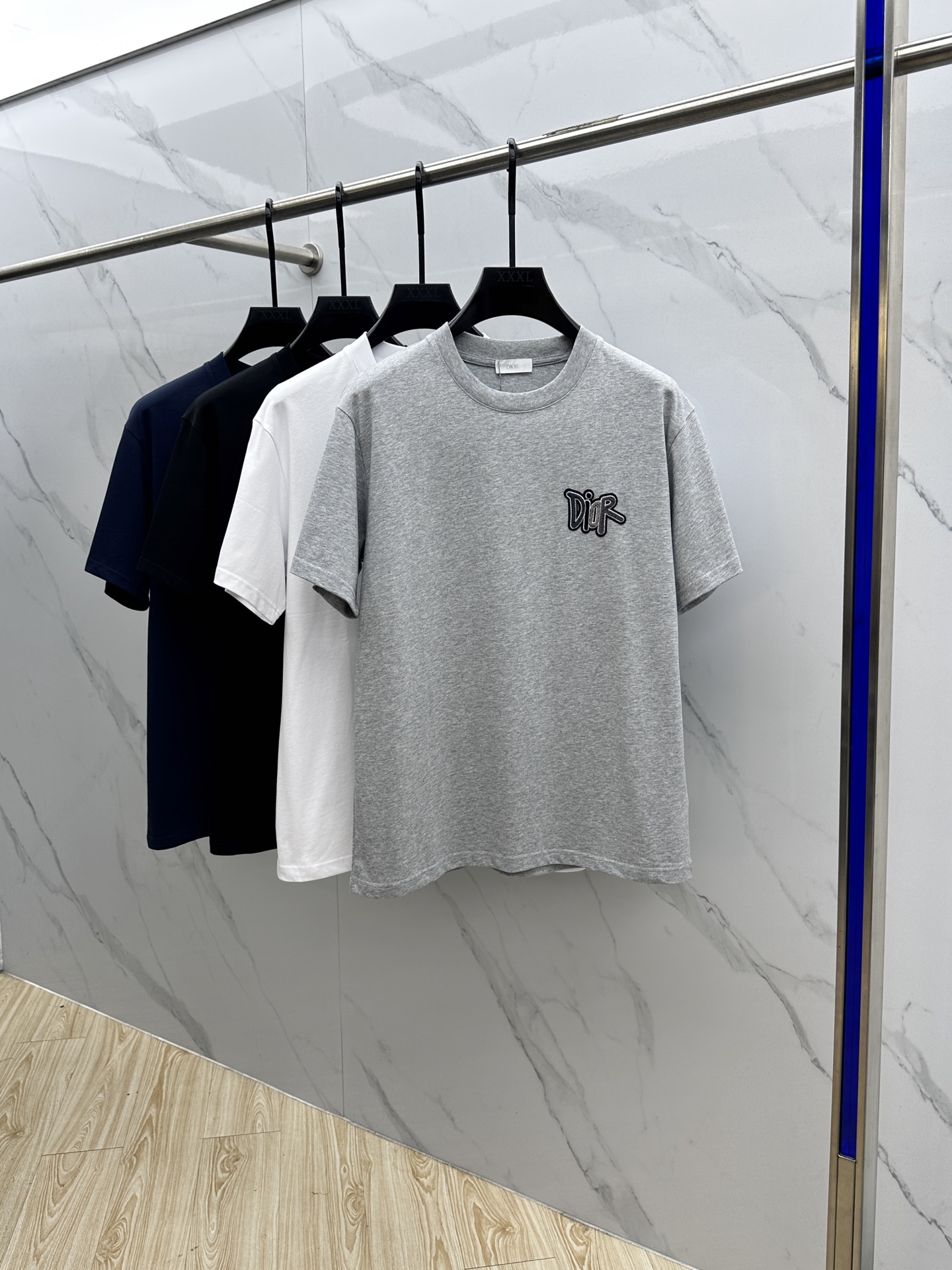 NO:455682,Dior*Dior 2025FW spring and summer new round neck bottoming T-shirt, three-dimensional logo regular half-sleeved active pure cotton base T-shirt, cotton, feel glutinous and skin-skinned, soft and tough. Processing, toughness and wrinkle resistance have been greatly improved. The tailoring is very well-placed, threaded neckline, and extremely recognizable. Three standards are complete, and a must-have item for single-sided base. S-XL, , dior, dior, tees, t-shirt, alexander wang19860909Dior*迪奥 2025FW春夏新品圆领打底外穿T恤,立体感logo常规半袖 活性纯棉打底T恤,棉,手感面糯有骨感,柔而有韧性.工艺处理,韧性和抗皱性能得到大幅度提高.剪裁很到位,螺纹领口,辨识度极高.三标齐全,单穿打底必备单品. 男女同款zg码数S-XL,,dior,dior,tees，t-shirt,alexander wang,Men's clothing