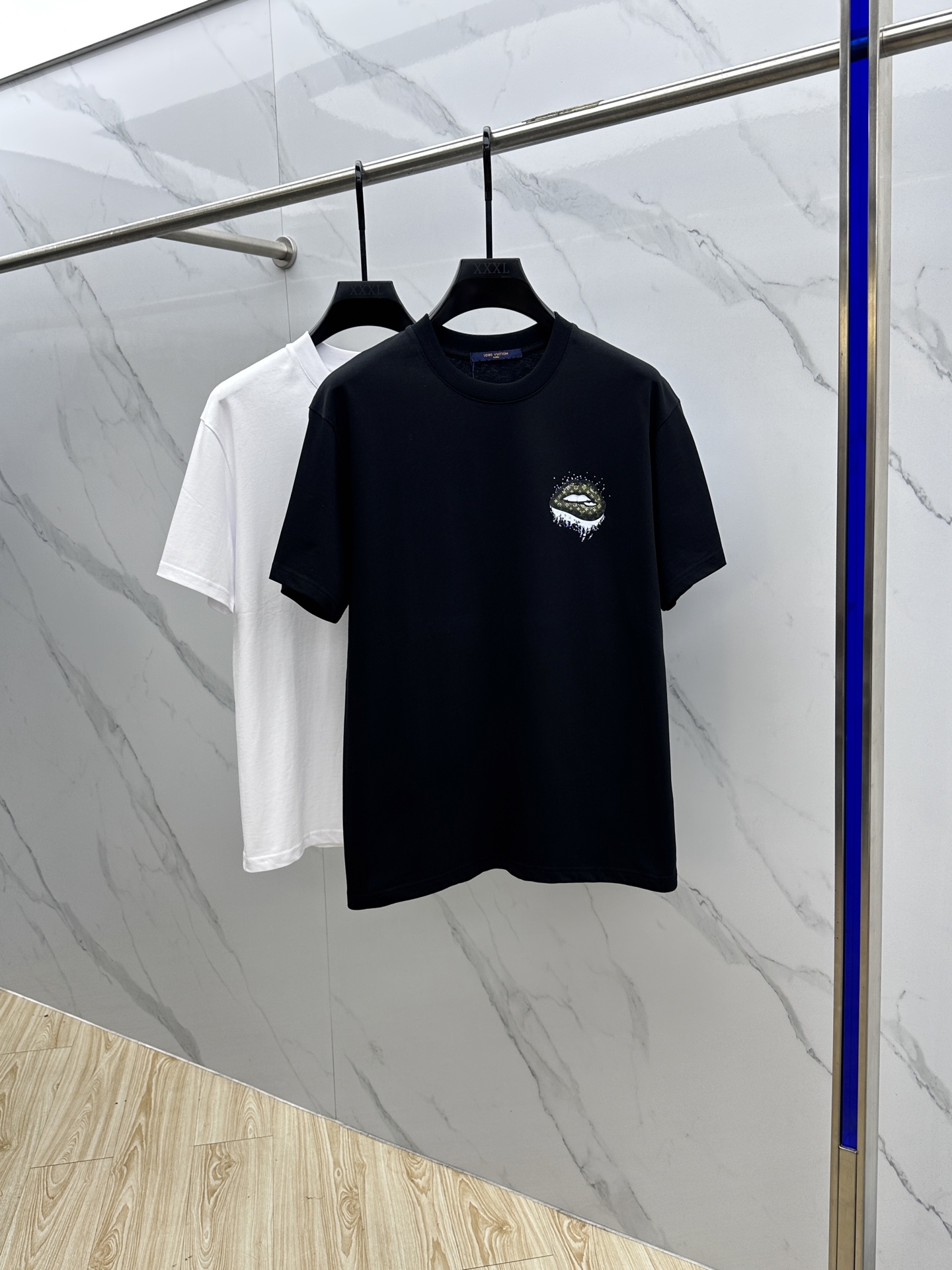 NO:455687,1V* Louis Vuitton 2025FW spring and summer new round neck bottoming T-shirt, three-dimensional logo regular half-sleeved active pure cotton base T-shirt, cotton, feel glutinous and skin-skinned, soft and tough. Processing, toughness and wrinkle resistance have been greatly improved. The tailoring is very well-placed, threaded neckline, and extremely recognizable. Three standards are complete, and a must-have item for single-sided base. S-XL for men and women, zg codes S-XL,,louis vuitton,tees, t-shirt, alexander wang198609091V*路易威登 2025FW春夏新品圆领打底外穿T恤,立体感logo常规半袖 活性纯棉打底T恤,棉,手感面糯有骨感,柔而有韧性.工艺处理,韧性和抗皱性能得到大幅度提高.剪裁很到位,螺纹领口,辨识度极高.三标齐全,单穿打底必备单品. 男女同款zg码数S-XL,,louis vuitton,tees，t-shirt,alexander wang,Men's clothing