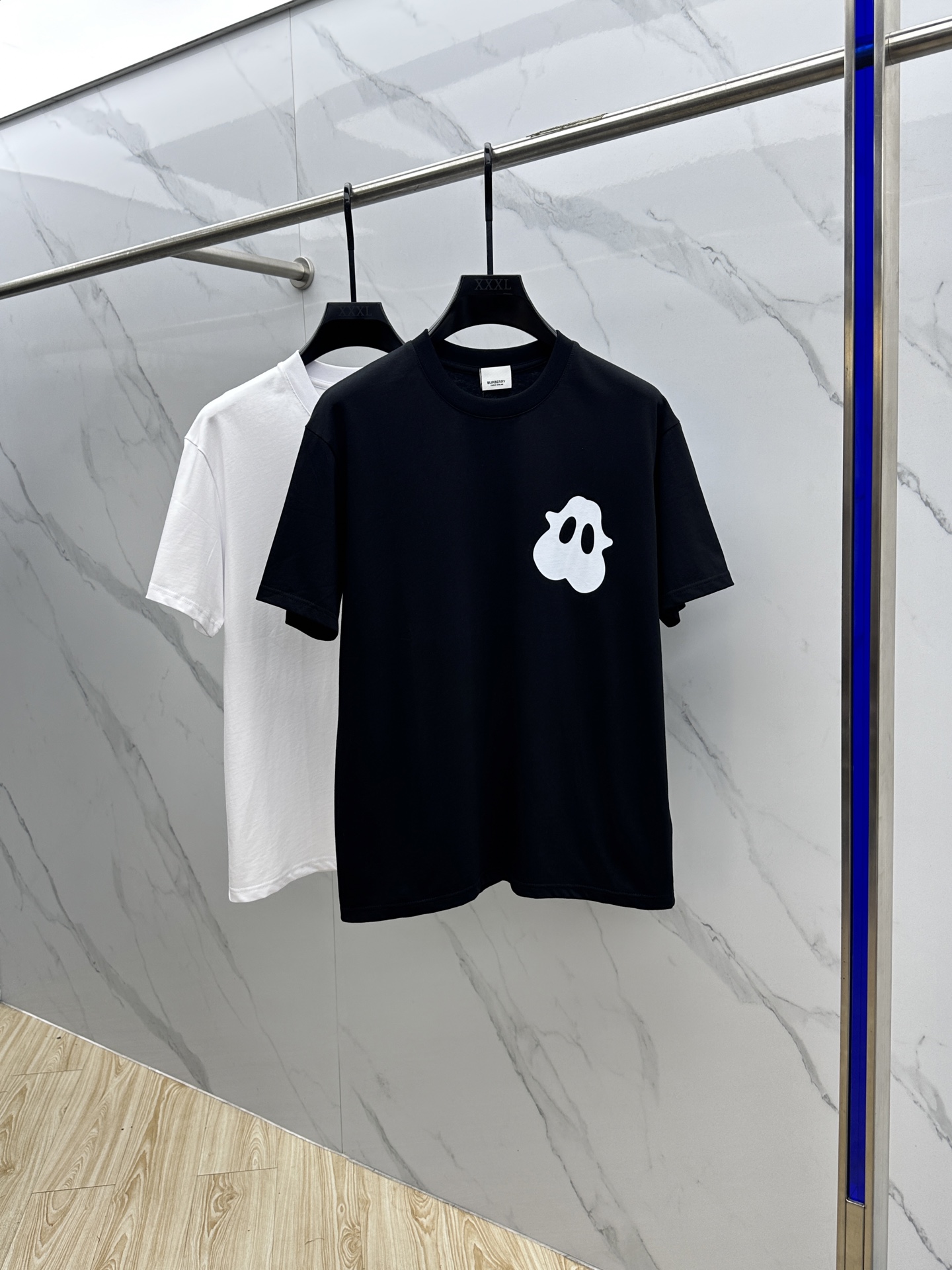 NO:455692,BBR* Burberry 2025FW spring and summer new round neck bottoming T-shirt, three-dimensional logo regular half-sleeved active pure cotton base T-shirt, cotton, feel glutinous and skin-skinned, soft and tough. Processing, toughness and wrinkle resistance have been greatly improved. The tailoring is very well-placed, threaded neckline, and extremely recognizable. Three standards are complete, and a must-have for single-sided base. S-XL for men and women, zg codes, S-XL, burberry, tees, t-shirt, alexander wang19860909BBR*巴宝莉 2025FW春夏新品圆领打底外穿T恤,立体感logo常规半袖 活性纯棉打底T恤,棉,手感面糯有骨感,柔而有韧性.工艺处理,韧性和抗皱性能得到大幅度提高.剪裁很到位,螺纹领口,辨识度极高.三标齐全,单穿打底必备单品. 男女同款zg码数S-XL,,burberry,tees，t-shirt,alexander wang,Men's clothing