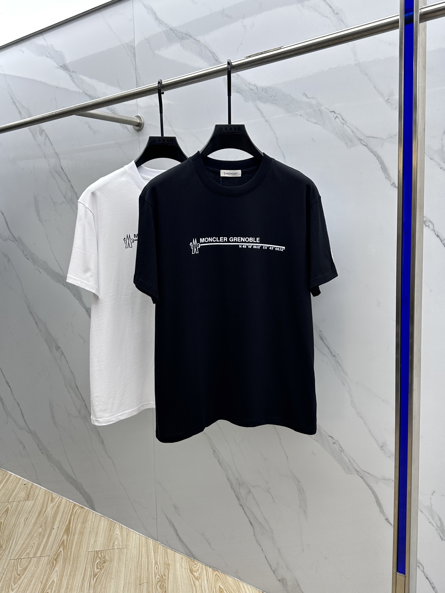 NO:455695,Mon* 2025FW spring and summer new round neck bottoming T-shirt, three-dimensional logo regular half-sleeved active pure cotton base T-shirt, cotton, feel glutinous and skin-skinned, soft and tough. Processing, toughness and wrinkle resistance have been greatly improved. The tailoring is very well-placed, threaded neckline is extremely recognizable. Three standards are complete, and a must-have item for single-sided base. S-XL for men and women, S-XL for men and women, t-shirt, alexander wang19860909Mon*蒙口 2025FW春夏新品圆领打底外穿T恤,立体感logo常规半袖 活性纯棉打底T恤,棉,手感面糯有骨感,柔而有韧性.工艺处理,韧性和抗皱性能得到大幅度提高.剪裁很到位,螺纹领口,辨识度极高.三标齐全,单穿打底必备单品. 男女同款zg码数S-XL,,Moncler,tees，t-shirt,alexander wang,Men's clothing