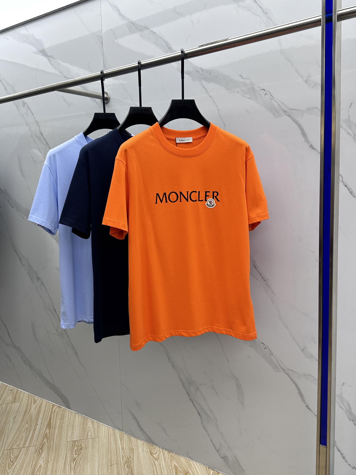 NO:455670,Mon* 2025FW spring and summer new round neck bottoming T-shirt, three-dimensional logo regular half-sleeved active pure cotton base T-shirt, cotton, feel glutinous and skin-skinned, soft and tough. Processing, toughness and wrinkle resistance have been greatly improved. The tailoring is very well-placed, threaded neckline is extremely recognizable. Three standards are complete, and a must-have item for single-sided base. S-XL for men and women, S-XL for men and women, t-shirt, alexander wang19860909Mon*蒙口 2025FW春夏新品圆领打底外穿T恤,立体感logo常规半袖 活性纯棉打底T恤,棉,手感面糯有骨感,柔而有韧性.工艺处理,韧性和抗皱性能得到大幅度提高.剪裁很到位,螺纹领口,辨识度极高.三标齐全,单穿打底必备单品. 男女同款zg码数S-XL,,Moncler,tees，t-shirt,alexander wang,Men's clothing