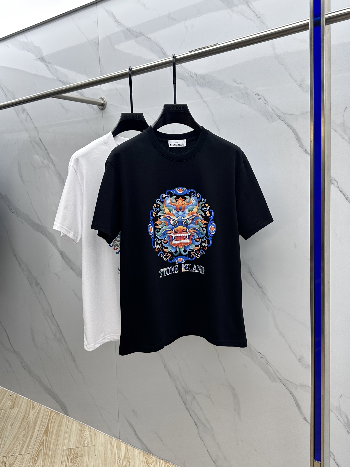 NO:455675,STONE ISLAND* Stone Island 2025FW spring and summer new round neck bottoming T-shirt, three-dimensional logo regular half-sleeved active pure cotton base T-shirt, cotton, feel glutinous and skin-skinned, soft and tough. Processing, toughness and wrinkle resistance have been greatly improved. The tailoring is very well-placed, threaded neckline, and extremely recognizable. Three standards are complete, and a must-have item for single-sided base. S-XL, tees, t-shirt, alexander wang19860909STONE ISLAND*石头島 2025FW春夏新品圆领打底外穿T恤,立体感logo常规半袖 活性纯棉打底T恤,棉,手感面糯有骨感,柔而有韧性.工艺处理,韧性和抗皱性能得到大幅度提高.剪裁很到位,螺纹领口,辨识度极高.三标齐全,单穿打底必备单品. 男女同款zg码数S-XL,,tees，t-shirt,alexander wang,Men's clothing