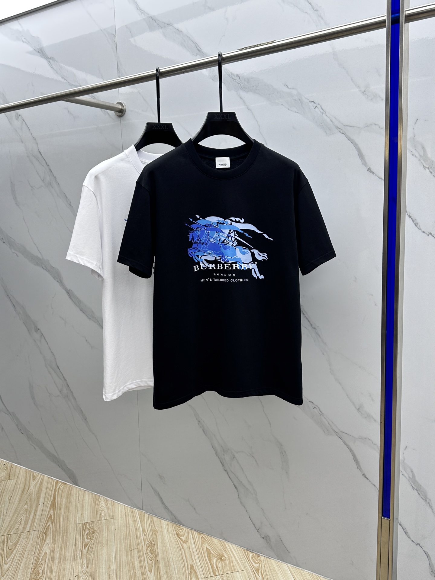 NO:455679,BBR* Burberry 2025FW spring and summer new round neck bottoming T-shirt, three-dimensional logo regular half-sleeved active pure cotton base T-shirt, cotton, feel glutinous and skin-skinned, soft and tough. Processing, toughness and wrinkle resistance have been greatly improved. The tailoring is very well-placed, threaded neckline, and extremely recognizable. Three standards are complete, and a must-have for single-sided base. S-XL for men and women, zg codes, S-XL, burberry, tees, t-shirt, alexander wang19860909BBR*巴宝莉 2025FW春夏新品圆领打底外穿T恤,立体感logo常规半袖 活性纯棉打底T恤,棉,手感面糯有骨感,柔而有韧性.工艺处理,韧性和抗皱性能得到大幅度提高.剪裁很到位,螺纹领口,辨识度极高.三标齐全,单穿打底必备单品. 男女同款zg码数S-XL,,burberry,tees，t-shirt,alexander wang,Men's clothing