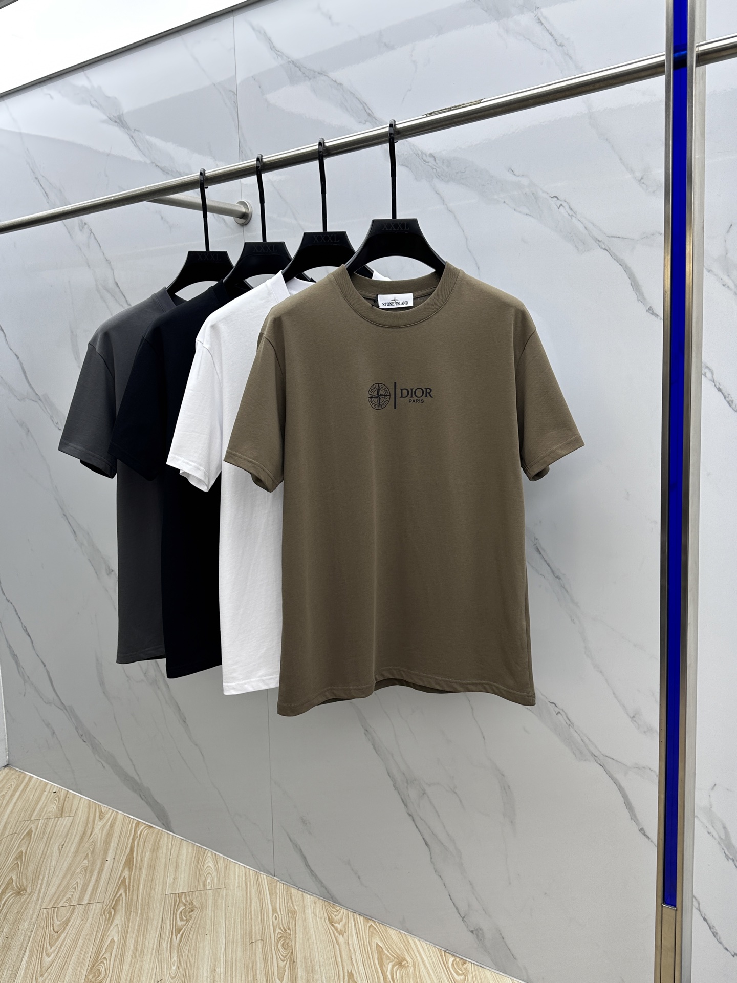 NO:455684,STONE ISLAND *Stone Island 2025FW spring and summer new round neck bottoming T-shirt, three-dimensional logo regular half-sleeved active pure cotton base T-shirt, cotton, feel glutinous and skin-skinned, soft and tough. Processing, toughness and wrinkle resistance have been greatly improved. The tailoring is very well-placed, threaded neckline, and extremely recognizable. Three standards are complete, and a must-have item for single-sided base. S-XL, tees, t-shirt, alexander wang19860909STONE ISLAND *石头島 2025FW春夏新品圆领打底外穿T恤,立体感logo常规半袖 活性纯棉打底T恤,棉,手感面糯有骨感,柔而有韧性.工艺处理,韧性和抗皱性能得到大幅度提高.剪裁很到位,螺纹领口,辨识度极高.三标齐全,单穿打底必备单品. 男女同款zg码数S-XL,,tees，t-shirt,alexander wang,Men's clothing