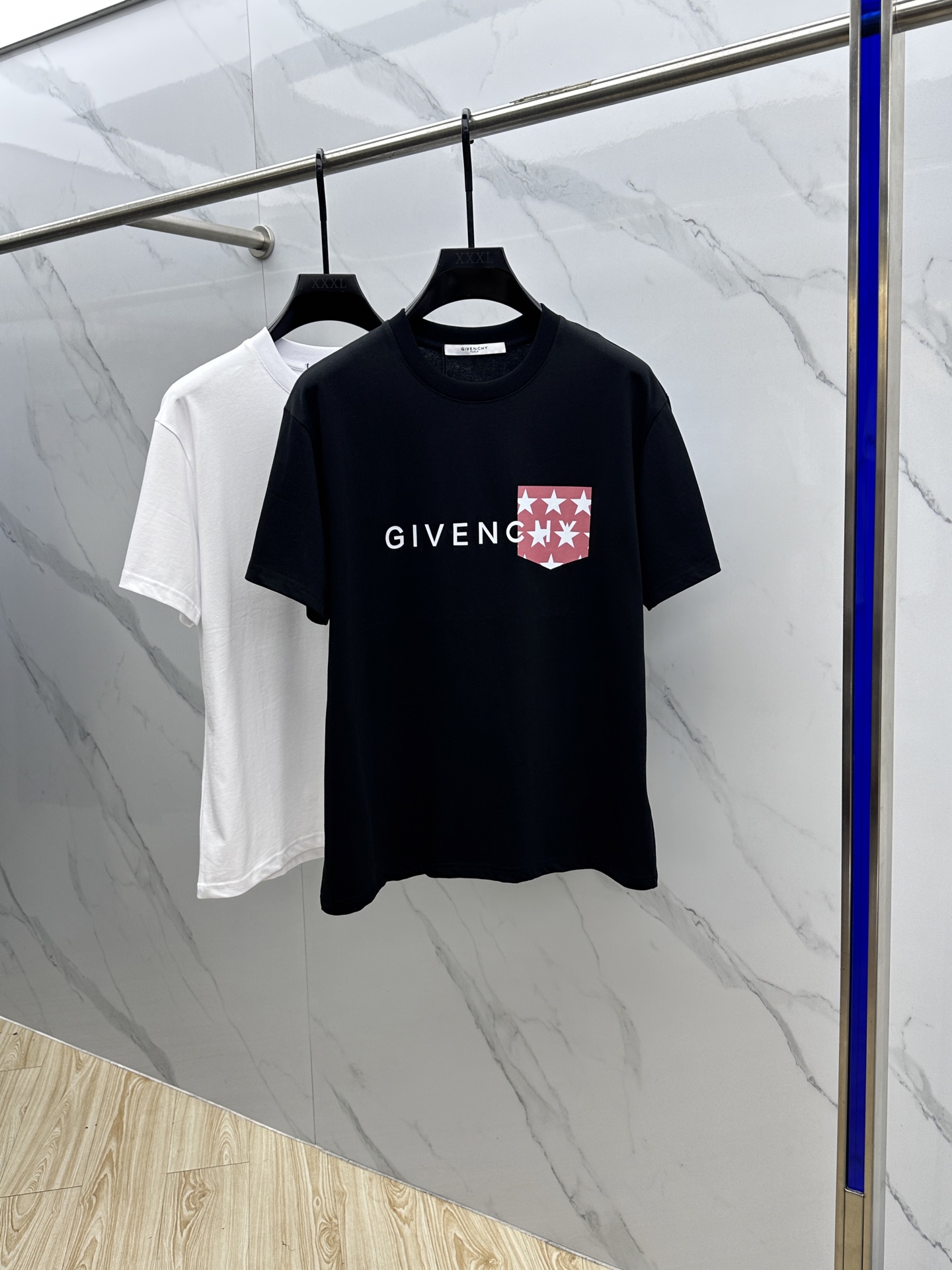 NO:455689,Givench* Givench 2025FW spring and summer new round neck bottoming T-shirt, three-dimensional logo regular half-sleeved active cotton base T-shirt, cotton, feel glutinous and skin-skinned, soft and tough. Processing, toughness and wrinkle resistance have been greatly improved. The tailoring is very well-placed, threaded neckline, and extremely recognizable. Three standards are complete, and a must-have item for single-sided base. S-XL for men and women, given zg codes, given , given , t-shirt, alexander wang19860909Givench*纪梵希 2025FW春夏新品圆领打底外穿T恤,立体感logo常规半袖 活性纯棉打底T恤,棉,手感面糯有骨感,柔而有韧性.工艺处理,韧性和抗皱性能得到大幅度提高.剪裁很到位,螺纹领口,辨识度极高.三标齐全,单穿打底必备单品. 男女同款zg码数S-XL,,givenchy,givenchy,tees，t-shirt,alexander wang,Men's clothing