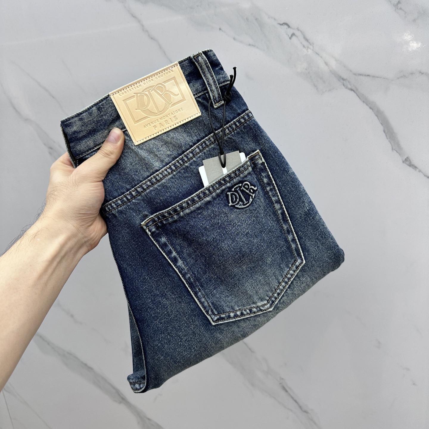 NO:482247,Dior*Dior high-end customization, the latest wide-leg straight-leg jeans in early spring 2025, are available at the counter simultaneously, imported color fixing fabric, micro-spin, original custom reproduction, customer-supplied hardware and auxiliary materials, original quality, heavy industry washing, fine workmanship and excellent upper body! 原版三标齐全,优选单品 必须自留 A10 码数30-38无35.37,,dior,dior,jeans,alexander wang19860909Dior*迪奥 高端定制、2025早春最新款阔腿直筒牛仔裤 柜台同步发售 进口固色面料 微弹 原版定制复刻 客供五金辅料 原单品质 重工洗水 做工走线精细 上身绝佳！原版三标齐全,优选单品 必须自留 A10 码数30-38无35.37,,dior,dior,jeans,alexander wang,Men's clothing