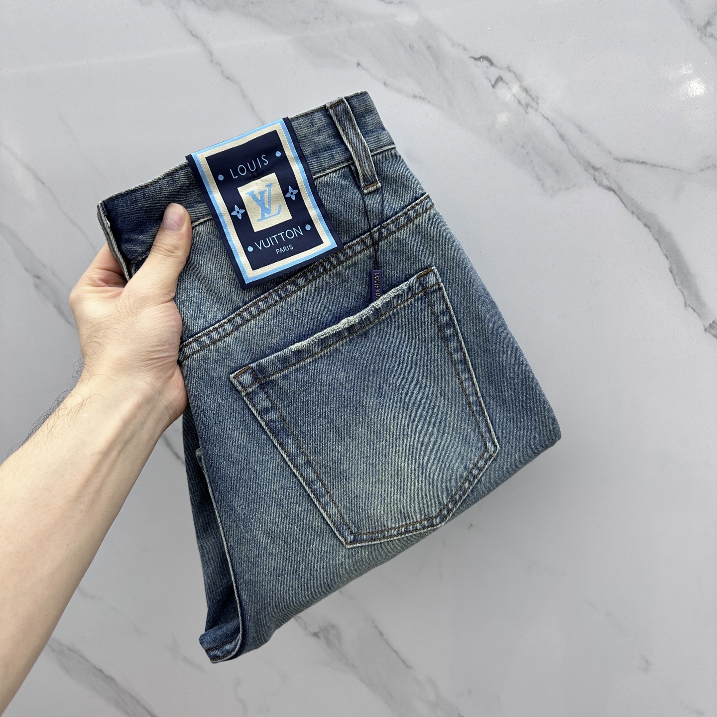 NO:482253,1V* Louis Vuitton, high-end customization, the latest wide-leg straight-leg jeans in early spring 2025, are available at the counter simultaneously, imported fixed fabrics, micro-spin, original custom reproduction, customer-supplied hardware and auxiliary materials, original quality, heavy industry washing, fine workmanship and excellent upper body!  The original three standards are complete, the preferred items must be kept. A10 numbers 30-38 without 35.37, louis vuitton, jeans, alexander wang198609091V*路易威登 高端定制、2025早春最新款阔腿直筒牛仔裤 柜台同步发售 进口固色面料 微弹 原版定制复刻 客供五金辅料 原单品质 重工洗水 做工走线精细 上身绝佳！原版三标齐全,优选单品 必须自留 A10 码数30-38无35.37,,louis vuitton,jeans,alexander wang,Men's clothing