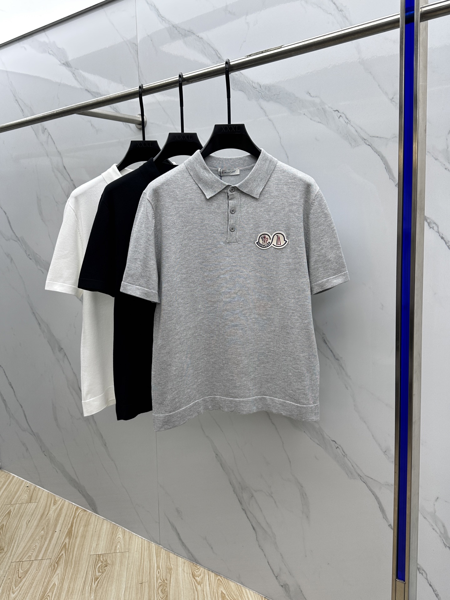 NO:502874,Mon* covers the new 2025 spring and summer knitted lapel shirt, imported yarn pure cotton knitted fabric, soft feel. The chest pattern adopts three-dimensional embroidery technology, vertical button strap logo design on the front, classic lapel design, neat and atmospheric, just right to modify the neck line, can be worn alone or externally. zg code number s-xl,,Moncler,alexander wang19860909Mon*蒙口 2025春夏新品针织翻领衫,进口纱线纯棉针织面料,手感柔软.胸前图案采用立体刺绣工艺,正面竖排纽扣带logo设计,经典的翻领设计,利落又大气,恰到好处的修饰颈部线条,可单穿亦能外搭 zg码数s-xl,,Moncler,alexander wang,Men's clothing