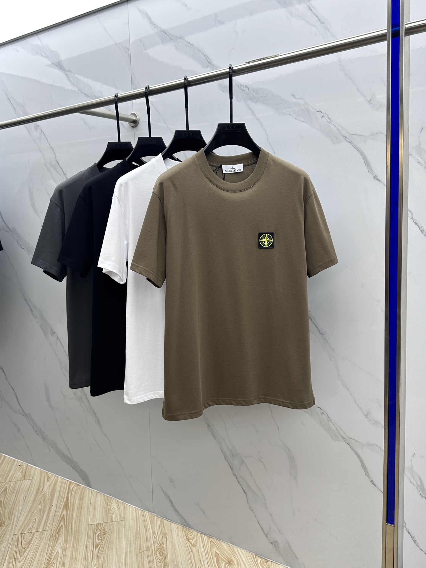 NO:502877,STONE ISLAND* Stone Island 2025FW spring and summer new round neck bottoming T-shirt, three-dimensional logo regular half-sleeved active pure cotton base T-shirt, cotton, feel glutinous and skin-skinned, soft and tough. Processing, toughness and wrinkle resistance have been greatly improved. The tailoring is very well-placed, threaded neckline, and extremely recognizable. Three standards are complete, and a must-have item for single-sided base. S-XL, tees, t-shirt, alexander wang19860909STONE ISLAND*石头島 2025FW春夏新品圆领打底外穿T恤,立体感logo常规半袖 活性纯棉打底T恤,棉,手感面糯有骨感,柔而有韧性.工艺处理,韧性和抗皱性能得到大幅度提高.剪裁很到位,螺纹领口,辨识度极高.三标齐全,单穿打底必备单品. 男女同款zg码数S-XL,,tees，t-shirt,alexander wang,Men's clothing