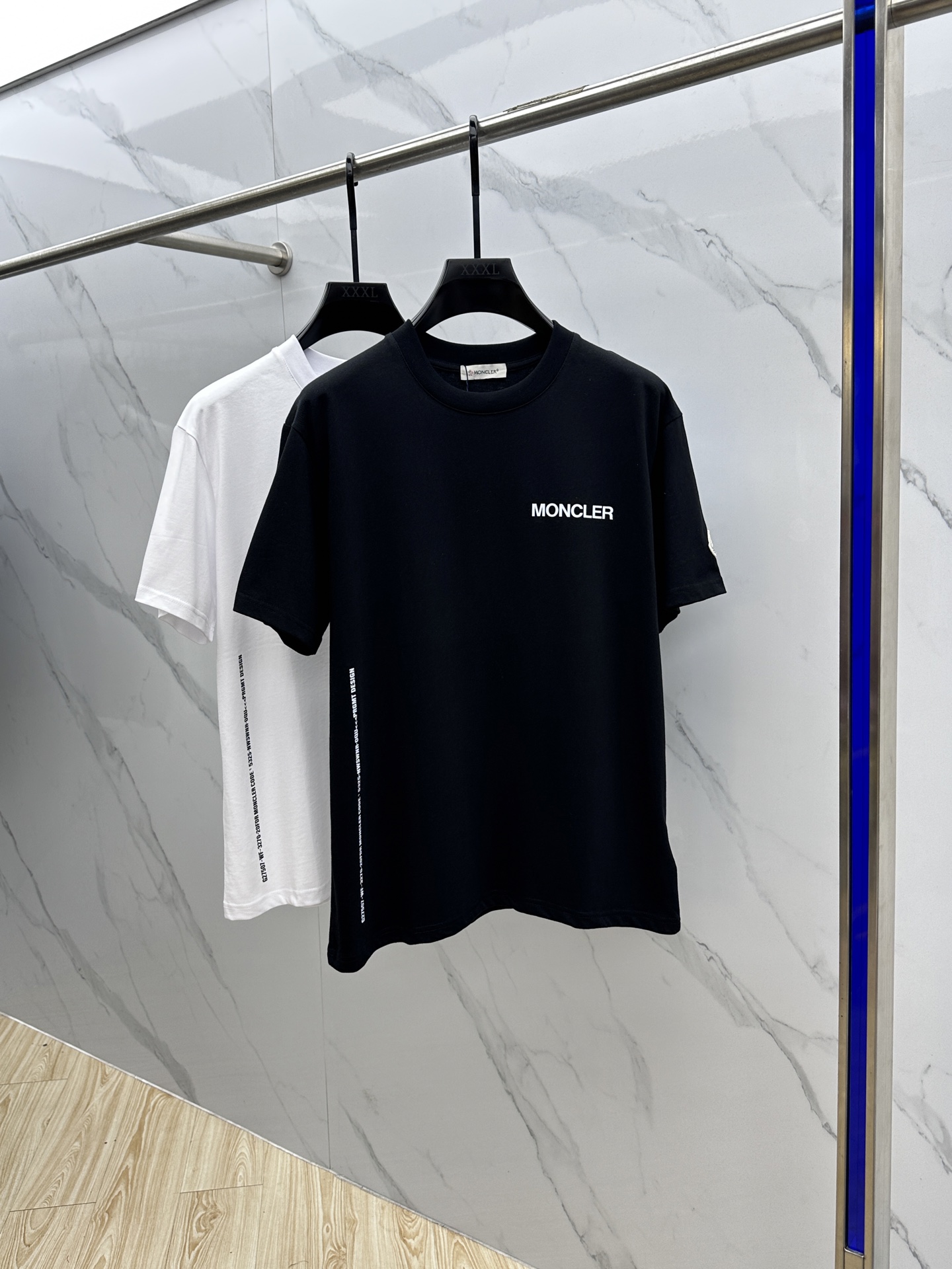 NO:502881,Mon* 2025FW spring and summer new round neck bottoming T-shirt, three-dimensional logo regular half-sleeved active pure cotton base T-shirt, cotton, feel glutinous and skin-skinned, soft and tough. Processing, toughness and wrinkle resistance have been greatly improved. The tailoring is very well-placed, threaded neckline is extremely recognizable. Three standards are complete, and a must-have item for single-sided base. S-XL for men and women, S-XL for men and women, t-shirt, alexander wang19860909Mon*蒙口 2025FW春夏新品圆领打底外穿T恤,立体感logo常规半袖 活性纯棉打底T恤,棉,手感面糯有骨感,柔而有韧性.工艺处理,韧性和抗皱性能得到大幅度提高.剪裁很到位,螺纹领口,辨识度极高.三标齐全,单穿打底必备单品. 男女同款zg码数S-XL,,Moncler,tees，t-shirt,alexander wang,Men's clothing