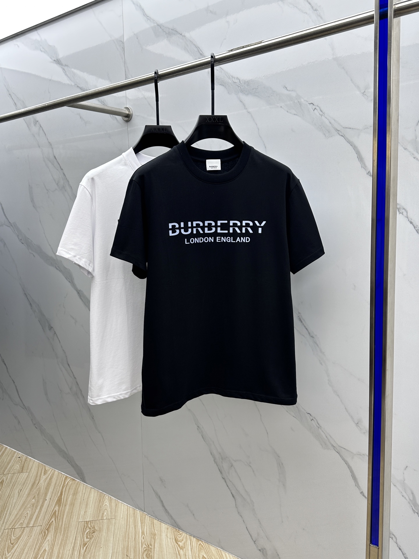 NO:502885,BBR* Burberry 2025FW spring and summer new round neck bottoming T-shirt, three-dimensional logo regular half-sleeved active pure cotton base T-shirt, cotton, feel glutinous and skin-skinned, soft and tough. Processing, toughness and wrinkle resistance have been greatly improved. The tailoring is very well-placed, threaded neckline, and extremely recognizable. Three standards are complete, and a must-have for single-sided base. S-XL for men and women, zg codes, S-XL, burberry, tees, t-shirt, alexander wang19860909BBR*巴宝莉 2025FW春夏新品圆领打底外穿T恤,立体感logo常规半袖 活性纯棉打底T恤,棉,手感面糯有骨感,柔而有韧性.工艺处理,韧性和抗皱性能得到大幅度提高.剪裁很到位,螺纹领口,辨识度极高.三标齐全,单穿打底必备单品. 男女同款zg码数S-XL,,burberry,tees，t-shirt,alexander wang,Men's clothing