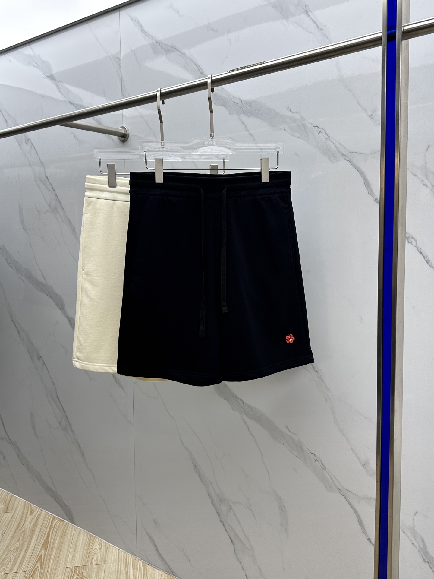 NO:502904,Kenzo's new spring and summer 2025 men's casual drawstring shorts, high-end products are simple, fashionable and generous, simple, neat and refreshing, the quality workmanship details can stand any form of test, simple, generous and versatile, elegant and handsome, and a brand new visual feeling!  The quality is invincible, the details are in place, the three standards are complete, and hei is not picky about others!  Size S-XL, shorts, alexander wang19860909Kenzo 2025春夏新款男士休闲抽绳短裤 高端货简洁时尚大方 简洁利落又清爽 品质做工细节经得起任何形式检验,简约大方百搭款 上身优雅帅气,焕然一新的即视感！品相无敌,细节都很到位,三标齐全,hei上身不挑人！ 尺码S-XL,,shorts,alexander wang,Men's clothing