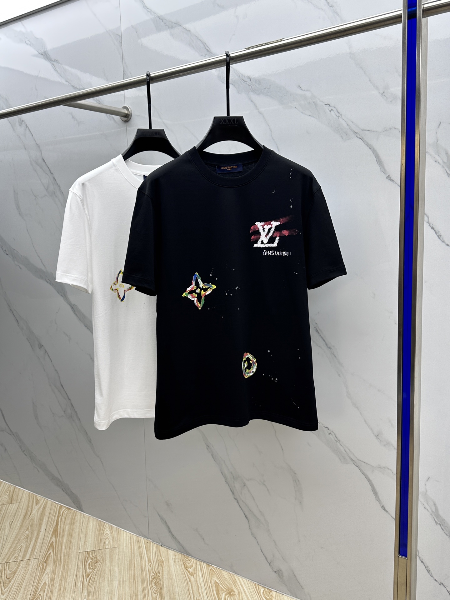 NO:505278,1V* Louis Vuitton 2025FW spring and summer new round neck bottoming T-shirt, three-dimensional logo, micro-contour half-sleeved cotton base, the feel is glutinous and skinny, soft and tough. The process, toughness and wrinkle resistance have been greatly improved. The micro-contour tailoring is very well-equipped, and the three-dimensional spraying process on the chest logo is extremely recognizable. A must-have item for single-wearing base. Men and women's same size 023 yards M-3XL,,louis vuitton,tees, t-shirt, alexander wang198609091V*路易威登 2025FW春夏新品圆领打底外穿T恤,立体感logo微廓形半袖纯棉打底,手感面糯有骨感,柔而有韧性.工艺处理,韧性和抗皱性能得到大幅度提高.微廓形剪裁很到位,胸前logo立体喷涂工艺,辨识度极高.单穿打底必备单品. 男女同款023 码数M-3XL,,louis vuitton,tees，t-shirt,alexander wang,Men's clothing