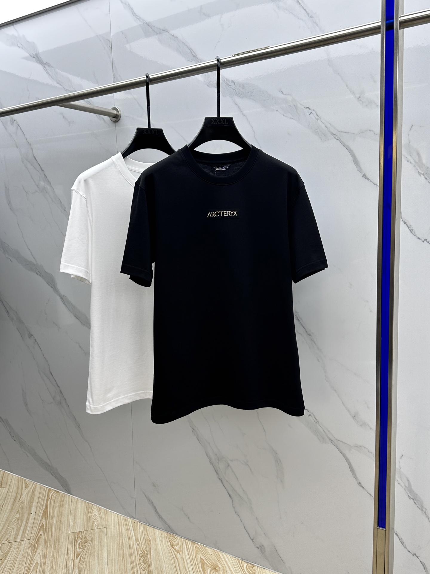 NO:505274,ARC*Architecture Bird 2025FW spring and summer new round neck base with T-shirt, three-dimensional logo with a micro-contoured half-sleeved pure cotton base, with a glutinous and skin-skinned surface, soft and tough. Processing, toughness and wrinkle resistance have been greatly improved. The micro-contour cut is very well-equipped, and the three-dimensional embroidery process on the chest logo is extremely recognizable. A must-have item for single-wearing base. Men and women's same model 023 yards M-3XL, arc'teryx,tees, t-shirt,alexander wang19860909ARC*始祖鸟 2025FW春夏新品圆领打底外穿T恤,立体感logo微廓形半袖纯棉打底,手感面糯有骨感,柔而有韧性.工艺处理,韧性和抗皱性能得到大幅度提高.微廓形剪裁很到位,胸前logo立体刺绣工艺,辨识度极高.单穿打底必备单品. 男女同款023 码数M-3XL,arc'teryx,tees，t-shirt,alexander wang,Men's clothing