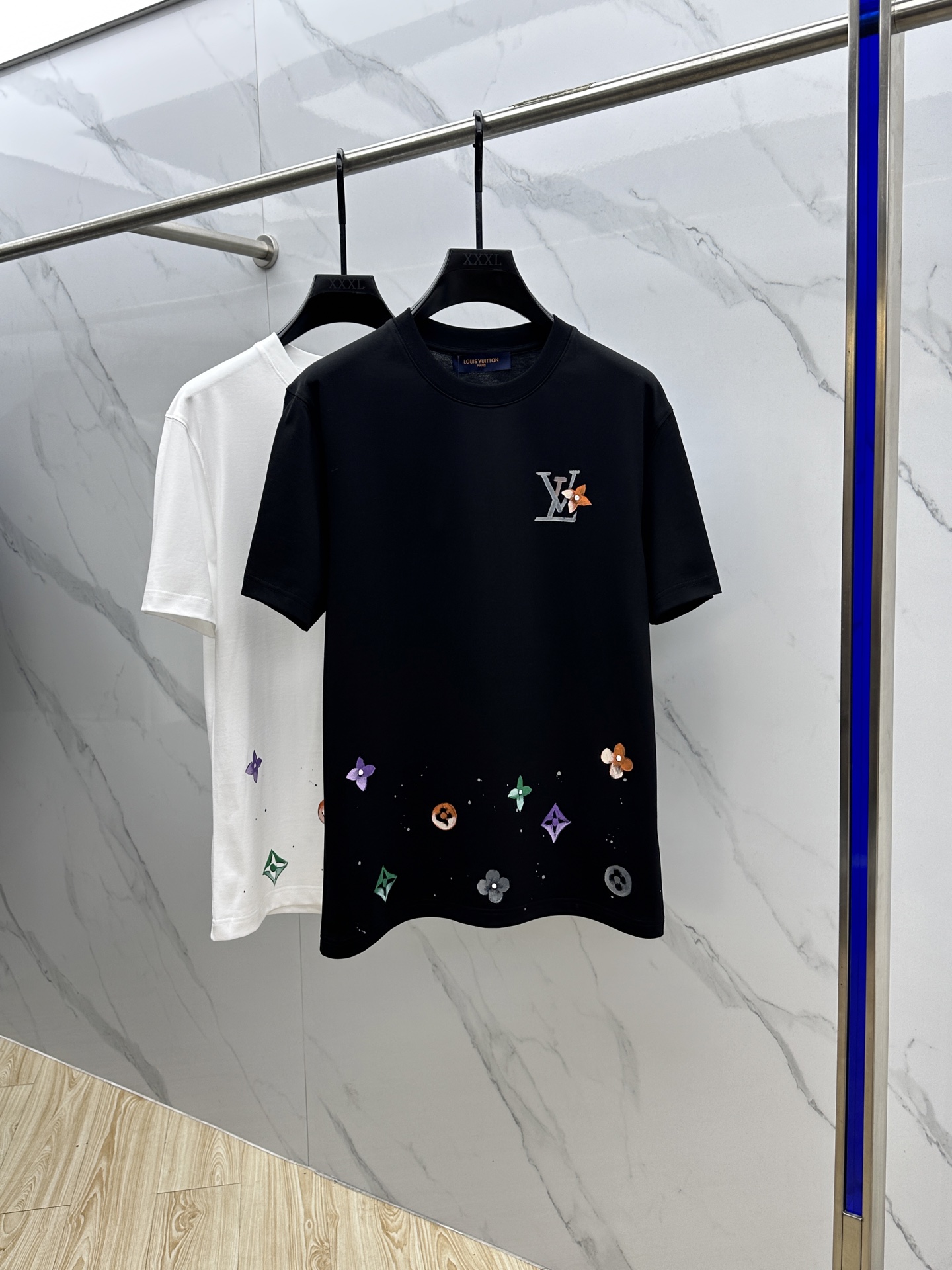 NO:502907,1V* Louis Vuitton 2025FW spring and summer new round neck bottoming T-shirt, three-dimensional logo, micro-contour half-sleeved cotton base, glutinous and skinny, soft and tough. Processing, toughness and wrinkle resistance have been greatly improved. The micro-contour tailoring is very well-equipped, and the three-dimensional spraying process on the chest logo is extremely recognizable. A must-have item for single-wearing base. Men and women's same size 023 yards M-3XL,,louis vuitton,tees, t-shirt, alexander wang198609091V*路易威登 2025FW春夏新品圆领打底外穿T恤,立体感logo微廓形半袖纯棉打底,手感面糯有骨感,柔而有韧性.工艺处理,韧性和抗皱性能得到大幅度提高.微廓形剪裁很到位,胸前logo立体喷涂工艺,辨识度极高.单穿打底必备单品. 男女同款023 码数M-3XL,,louis vuitton,tees，t-shirt,alexander wang,Men's clothing