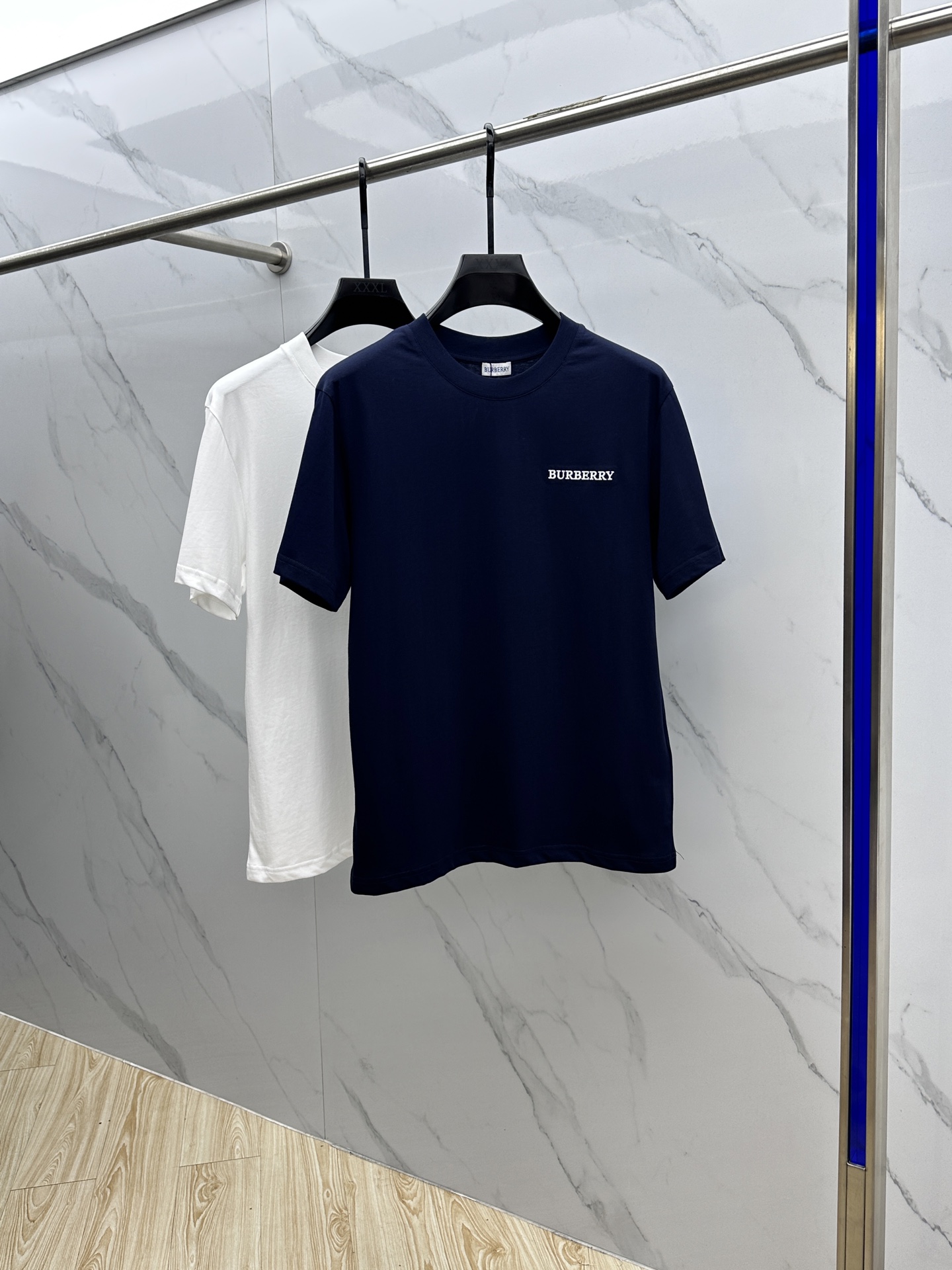 NO:471106,Burberry* Burberry's new spring and summer 2025 new first-time counter latest short-sleeved round-neck T-shirt, high-end customization, avant-garde and fashionable design!  Brand logo heavy craftsmanship design, high-end long-length cotton fabric, soft feel, comfortable to wear, exquisite counter-level car line, fine workmanship, invincible and handsome upper body effect!  A must-have item for handsome men!  Hei original single production Number of codes: M~3XL, burberry, burberry, T-shirt, tees, t-shirt, alexander wang19860909Burberry*巴宝莉 2025春夏新款首发专柜最新款短袖圆领T恤 高端订制 设计前卫时尚！品牌logo重工艺设计 高端长绒棉面料.手感柔软.穿着舒适.专柜级别精致车线.做工精细.上身效果无敌帅气！型男必备单品！ hei原单出品 码数: M~3XL,,burberry,burberry,T-shirt,tees，t-shirt,alexander wang,Men's clothing