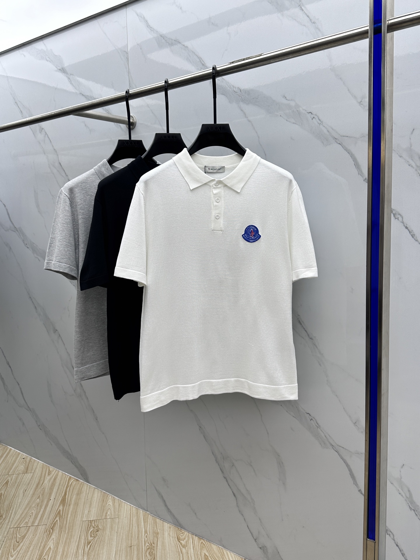 NO:502913,Mon* covers the new 2025 spring and summer knitted lapel shirt, imported yarn pure cotton knitted fabric, soft feel. The chest pattern adopts three-dimensional embroidery technology, vertical button strap logo design on the front, classic lapel design, neat and atmospheric, just right to modify the neck line, can be worn alone or externally. zg code number s-xl,,Moncler,alexander wang19860909Mon*蒙口 2025春夏新品针织翻领衫,进口纱线纯棉针织面料,手感柔软.胸前图案采用立体刺绣工艺,正面竖排纽扣带logo设计,经典的翻领设计,利落又大气,恰到好处的修饰颈部线条,可单穿亦能外搭 zg码数s-xl,,Moncler,alexander wang,Men's clothing