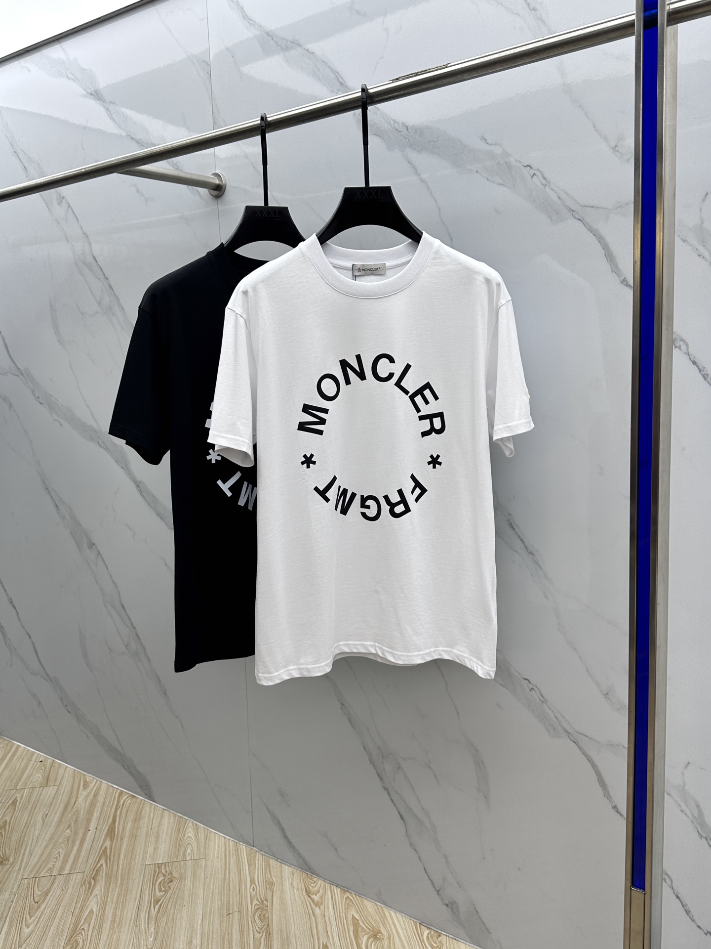 NO:502917,Mon* 2025FW spring and summer new round neck bottoming T-shirt, three-dimensional logo regular half-sleeved active pure cotton base T-shirt, cotton, feel glutinous and skin-skinned, soft and tough. Processing, toughness and wrinkle resistance have been greatly improved. The tailoring is very well-placed, threaded neckline is extremely recognizable. Three standards are complete, and a must-have item for single-sided base. S-XL for men and women, S-XL for men and women, t-shirt, alexander wang19860909Mon*蒙口 2025FW春夏新品圆领打底外穿T恤,立体感logo常规半袖 活性纯棉打底T恤,棉,手感面糯有骨感,柔而有韧性.工艺处理,韧性和抗皱性能得到大幅度提高.剪裁很到位,螺纹领口,辨识度极高.三标齐全,单穿打底必备单品. 男女同款zg码数S-XL,,Moncler,tees，t-shirt,alexander wang,Men's clothing