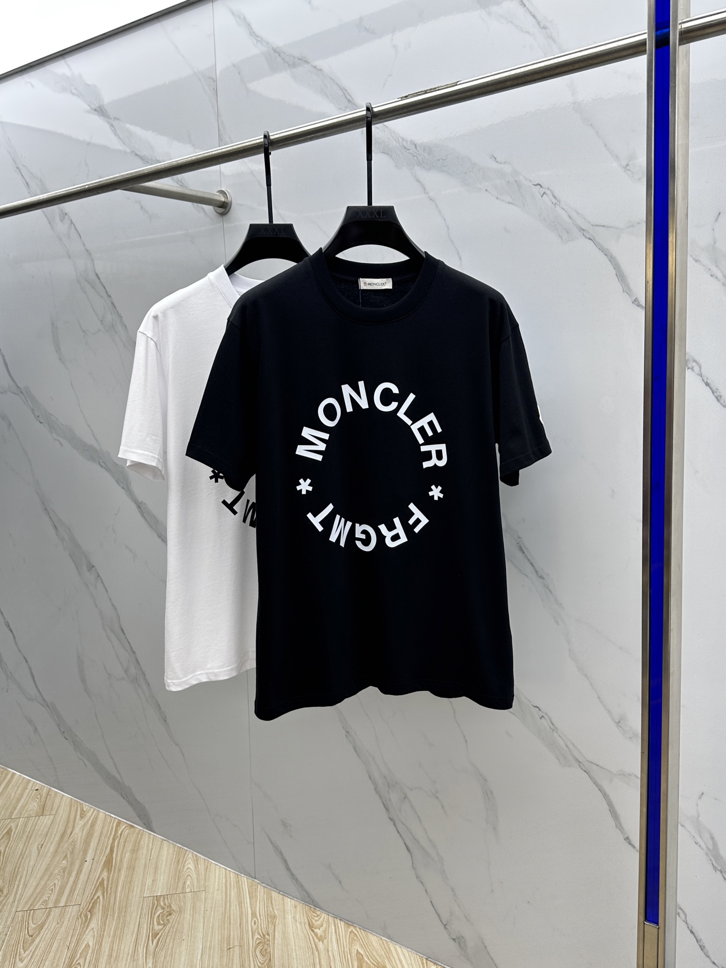 NO:502921,Mon* Burberry 2025FW spring and summer new round neck bottoming T-shirt, three-dimensional logo regular half-sleeved active pure cotton base T-shirt, cotton, feel glutinous and skin-skinned, soft and tough. Processing, toughness and wrinkle resistance have been greatly improved. The tailoring is very well-placed, threaded neckline, and extremely recognizable. The three standards are complete, and the single-sided base must be essential. The same model for men and women, zg code S-XL, burberry, tees, t-shirt, alexander wang19860909Mon*巴宝莉 2025FW春夏新品圆领打底外穿T恤,立体感logo常规半袖 活性纯棉打底T恤,棉,手感面糯有骨感,柔而有韧性.工艺处理,韧性和抗皱性能得到大幅度提高.剪裁很到位,螺纹领口,辨识度极高.三标齐全,单穿打底必备单品. 男女同款zg码数S-XL,,burberry,tees，t-shirt,alexander wang,Men's clothing