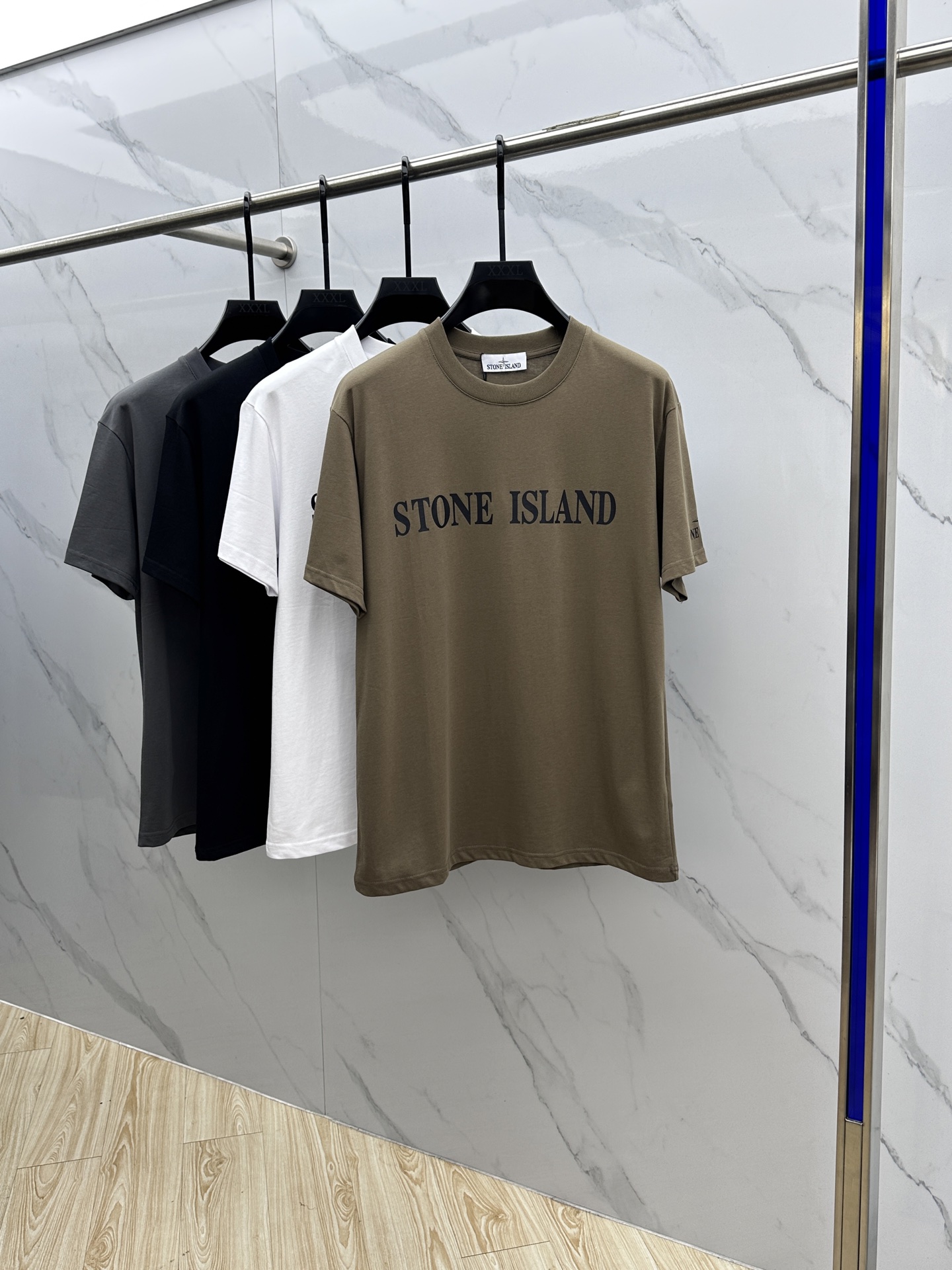 NO:502925,STONE ISLAND* Stone Island 2025FW spring and summer new round neck bottoming T-shirt, three-dimensional logo regular half-sleeved active pure cotton base T-shirt, cotton, feel glutinous and skin-skinned, soft and tough. Processing, toughness and wrinkle resistance have been greatly improved. The tailoring is very well-placed, threaded neckline, and extremely recognizable. The three standards are complete, and the single-sided base must be essential. Men and women's same zg code number S-XL, tees, t-shirt, alexander wang19860909STONE ISLAND*石头島 2025FW春夏新品圆领打底外穿T恤,立体感logo常规半袖 活性纯棉打底T恤,棉,手感面糯有骨感,柔而有韧性.工艺处理,韧性和抗皱性能得到大幅度提高.剪裁很到位,螺纹领口,辨识度极高.三标齐全,单穿打底必备单品. 男女同款zg码数S-XL,,tees，t-shirt,alexander wang,Men's clothing
