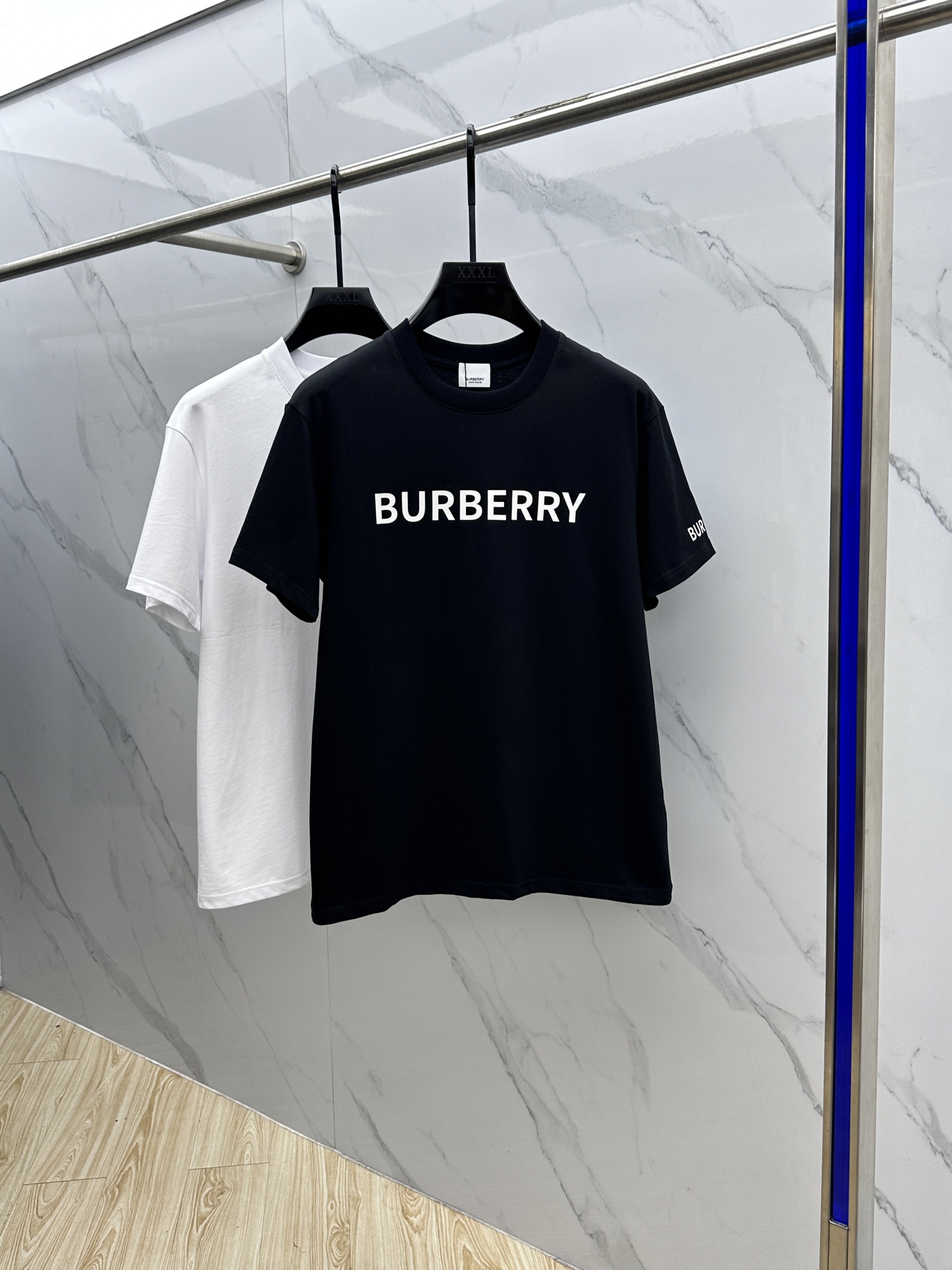 NO:502893,BBR* Burberry 2025FW spring and summer new round neck bottoming T-shirt, three-dimensional logo regular half-sleeved active pure cotton base T-shirt, cotton, feel glutinous and skin-skinned, soft and tough. Processing, toughness and wrinkle resistance have been greatly improved. The tailoring is very well-placed, threaded neckline, and extremely recognizable. Three standards are complete, and a must-have for single-sided base. S-XL for men and women, zg codes, S-XL, burberry, tees, t-shirt, alexander wang19860909BBR*巴宝莉 2025FW春夏新品圆领打底外穿T恤,立体感logo常规半袖 活性纯棉打底T恤,棉,手感面糯有骨感,柔而有韧性.工艺处理,韧性和抗皱性能得到大幅度提高.剪裁很到位,螺纹领口,辨识度极高.三标齐全,单穿打底必备单品. 男女同款zg码数S-XL,,burberry,tees，t-shirt,alexander wang,Men's clothing