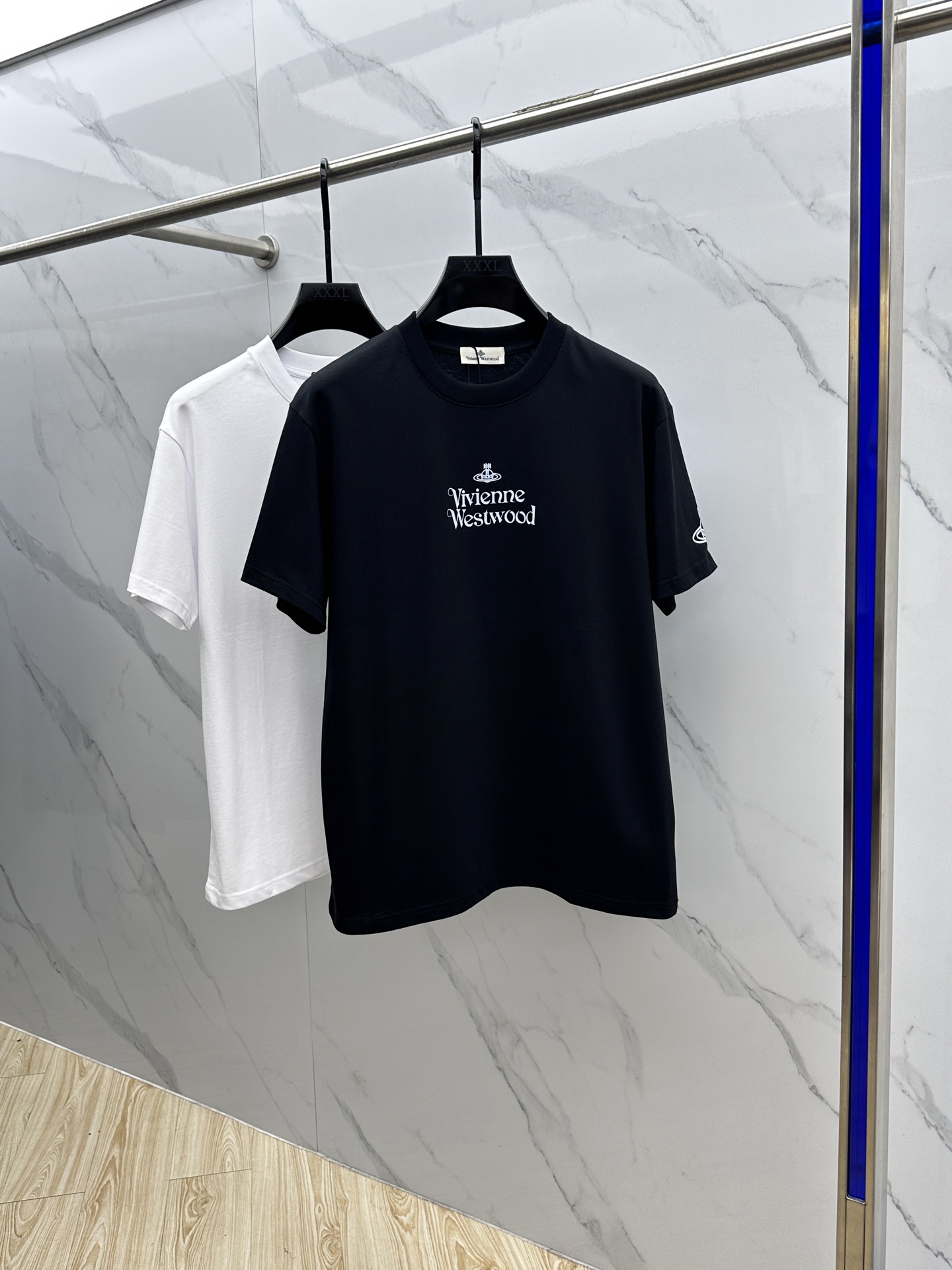 NO:468416,Vivienne* Queen Mother of the West 2025FW spring and summer new round neck bottoming T-shirt, three-dimensional logo regular half-sleeved active pure cotton base T-shirt, cotton, feel glutinous and skin-skinned, soft and tough. Processing, toughness and wrinkle resistance have been greatly improved. The tailoring is very well-placed, threaded neckline, and extremely recognizable. The three standards are complete, and the single-sided base must be essential. The same model for men and women, zg codes S-XL, tees, t-shirt, alexander wang19860909Vivienne*西太后 2025FW春夏新品圆领打底外穿T恤,立体感logo常规半袖 活性纯棉打底T恤,棉,手感面糯有骨感,柔而有韧性.工艺处理,韧性和抗皱性能得到大幅度提高.剪裁很到位,螺纹领口,辨识度极高.三标齐全,单穿打底必备单品. 男女同款zg码数S-XL,,tees，t-shirt,alexander wang,Men's clothing