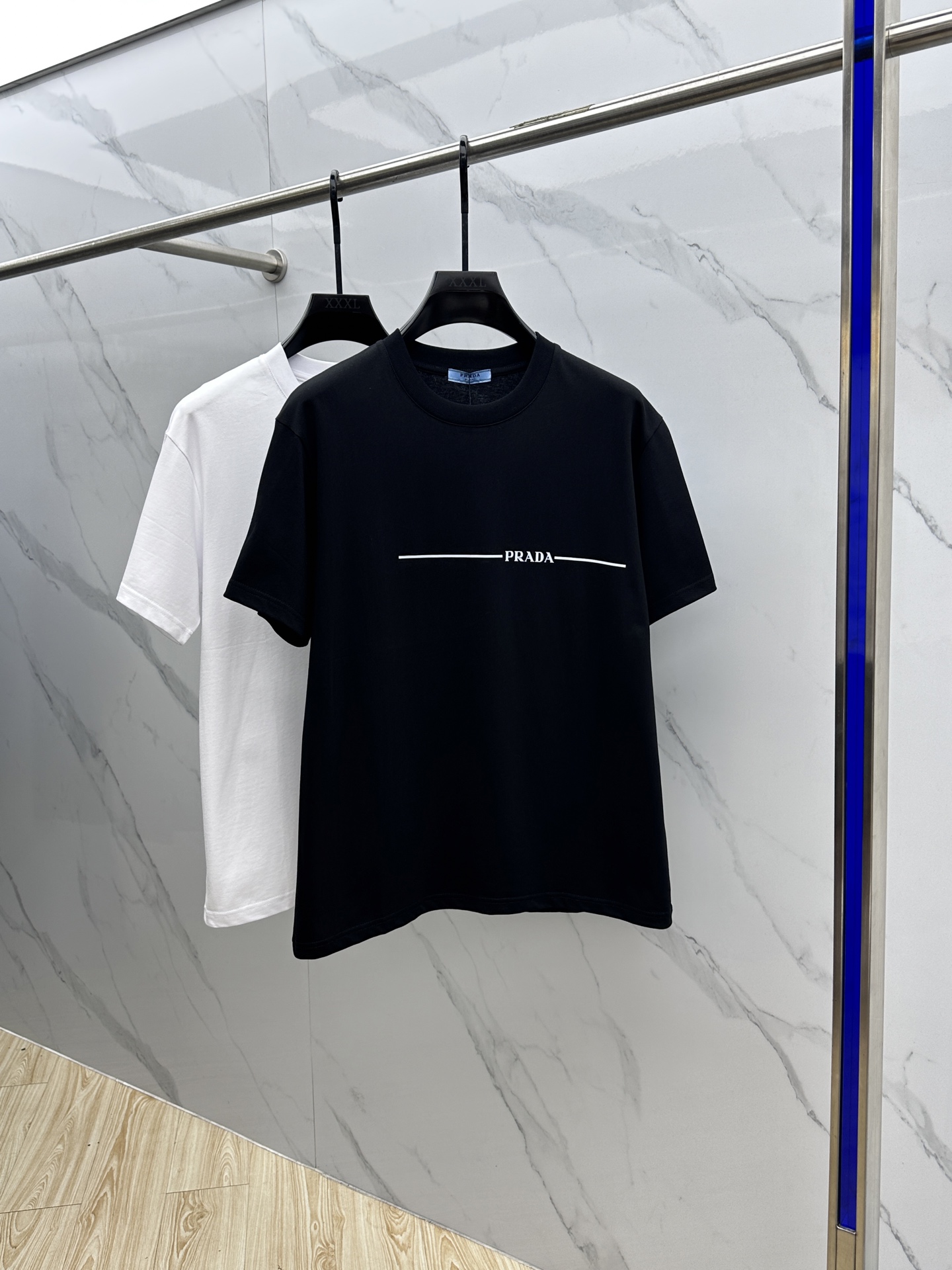 NO:468368,Prad*Prad* 2025FW spring and summer new round neck bottoming T-shirt, three-dimensional logo regular half-sleeved active pure cotton base T-shirt, cotton, feel glutinous and skin-skinned, soft and tough. Processing, toughness and wrinkle resistance have been greatly improved. The tailoring is very well-placed, threaded neckline, and extremely recognizable. Three standards are complete, and a must-have item for single-sided base. S-XL for men and women, zg codes S-XL,,prada,prada,tees, t-shirt,alexander wang19860909Prad*普拉达 2025FW春夏新品圆领打底外穿T恤,立体感logo常规半袖 活性纯棉打底T恤,棉,手感面糯有骨感,柔而有韧性.工艺处理,韧性和抗皱性能得到大幅度提高.剪裁很到位,螺纹领口,辨识度极高.三标齐全,单穿打底必备单品. 男女同款zg码数S-XL,,prada,prada,tees，t-shirt,alexander wang,Men's clothing