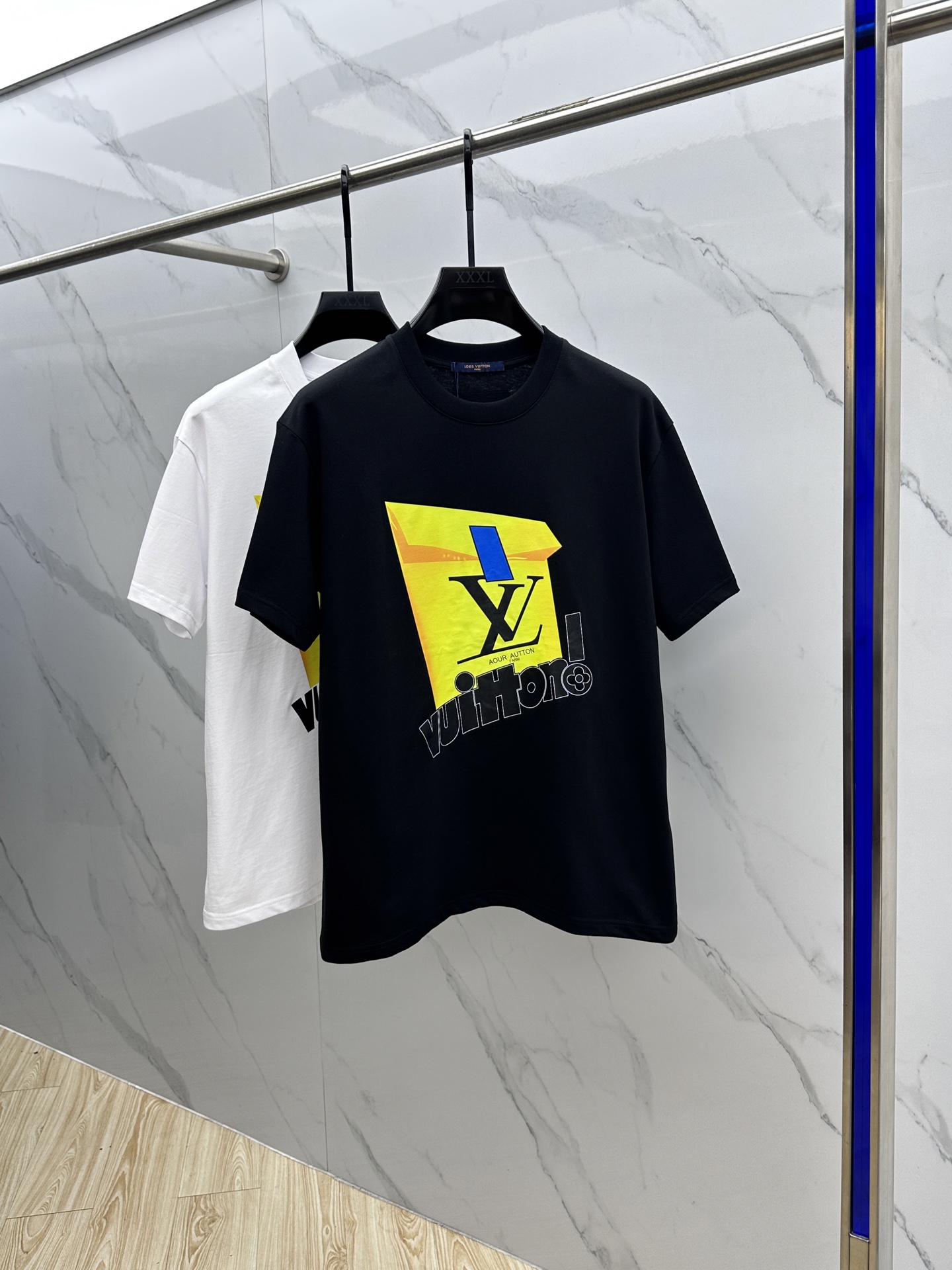 NO:468374,LV* Louis Vuitton 2025FW spring and summer new round neck bottoming T-shirt, three-dimensional logo regular half-sleeved active cotton base T-shirt, cotton, feel glutinous and skin-skinned, soft and tough. Processing, toughness and wrinkle resistance have been greatly improved. The tailoring is very well-placed, threaded neckline, and extremely recognizable. Three standards are complete, and a must-have item for single-sided base. S-XL for men and women, zg codes S-XL,,louis vuitton,louis vuitton,tees,t-shirt,alexander wang19860909LV*路易威登 2025FW春夏新品圆领打底外穿T恤,立体感logo常规半袖 活性纯棉打底T恤,棉,手感面糯有骨感,柔而有韧性.工艺处理,韧性和抗皱性能得到大幅度提高.剪裁很到位,螺纹领口,辨识度极高.三标齐全,单穿打底必备单品. 男女同款zg码数S-XL,,louis vuitton,louis vuitton,tees，t-shirt,alexander wang,Men's clothing