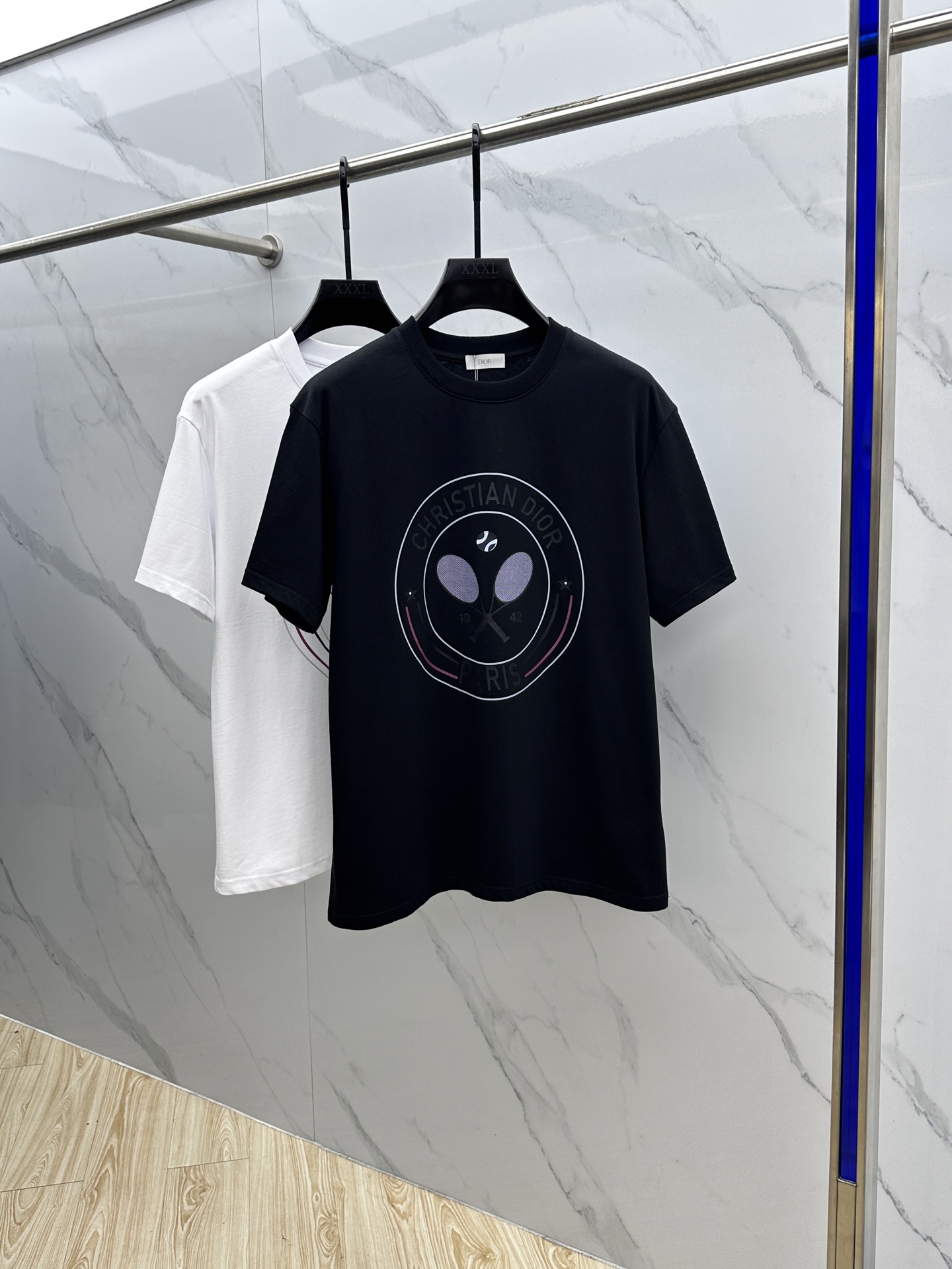 NO:468380,Dior*Dior 2025FW spring and summer new round neck bottoming T-shirt, three-dimensional logo regular half-sleeved active pure cotton base T-shirt, cotton, feel glutinous and skin-skinned, soft and tough. Processing, toughness and wrinkle resistance have been greatly improved. The tailoring is very well-placed, threaded neckline, and extremely recognizable. Three standards are complete, and a must-have item for single-sided base. S-XL, , dior, dior, tees, t-shirt, alexander wang19860909Dior*迪奥 2025FW春夏新品圆领打底外穿T恤,立体感logo常规半袖 活性纯棉打底T恤,棉,手感面糯有骨感,柔而有韧性.工艺处理,韧性和抗皱性能得到大幅度提高.剪裁很到位,螺纹领口,辨识度极高.三标齐全,单穿打底必备单品. 男女同款zg码数S-XL,,dior,dior,tees，t-shirt,alexander wang,Men's clothing