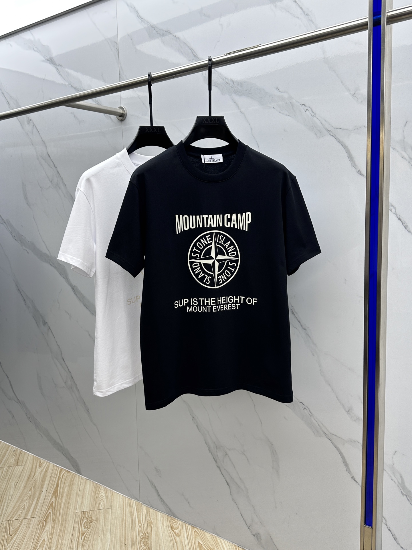 NO:468386,STONE ISLAND* Stone Island 2025FW spring and summer new round neck bottoming T-shirt, three-dimensional logo regular half-sleeved active pure cotton base T-shirt, cotton, feel glutinous and skin-skinned, soft and tough. Processing, toughness and wrinkle resistance have been greatly improved. The tailoring is very well-placed, threaded neckline, and extremely recognizable. Three standards are complete, and a must-have item for single-sided base. S-XL, tees, t-shirt, alexander wang19860909STONE ISLAND*石头島 2025FW春夏新品圆领打底外穿T恤,立体感logo常规半袖 活性纯棉打底T恤,棉,手感面糯有骨感,柔而有韧性.工艺处理,韧性和抗皱性能得到大幅度提高.剪裁很到位,螺纹领口,辨识度极高.三标齐全,单穿打底必备单品. 男女同款zg码数S-XL,,tees，t-shirt,alexander wang,Men's clothing