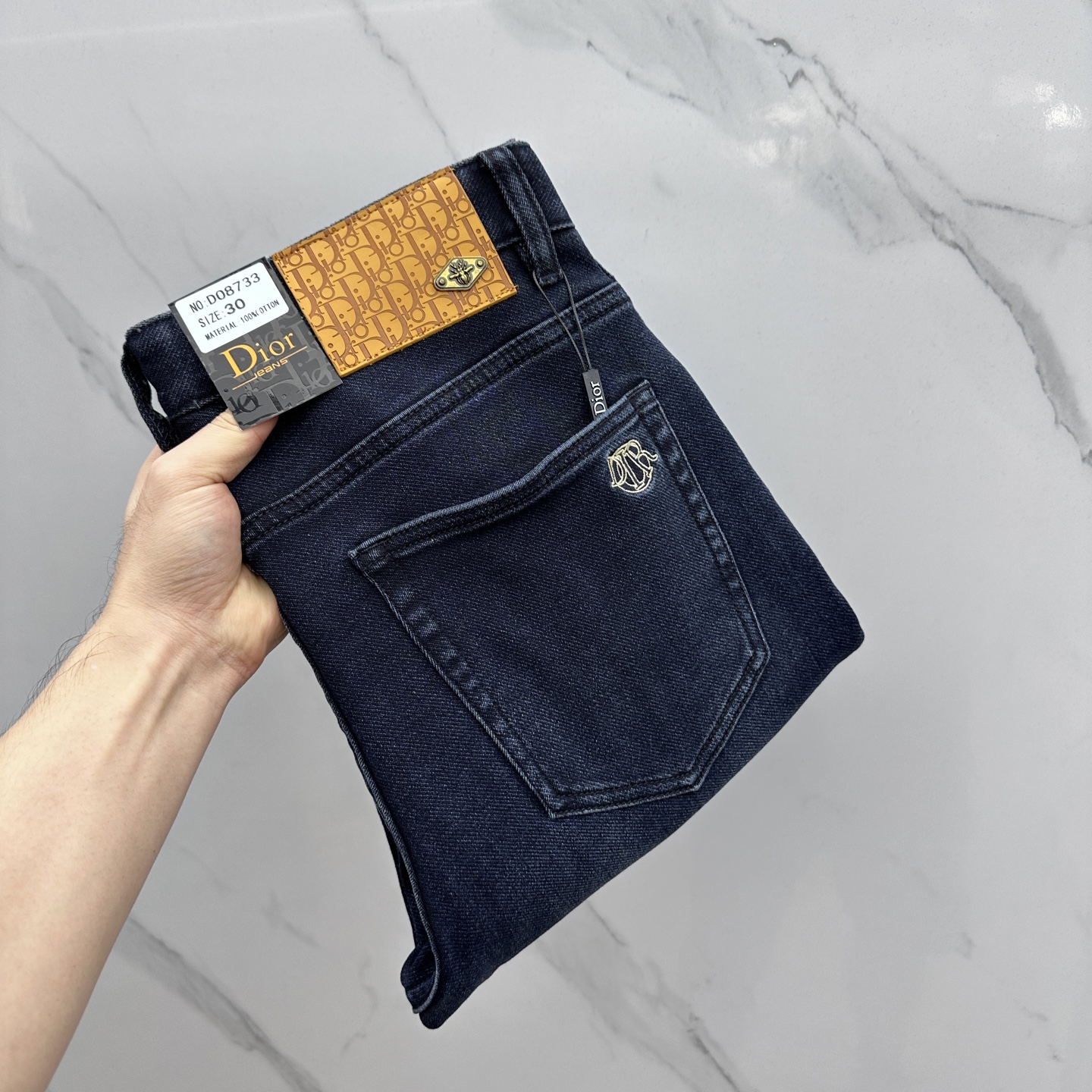 NO:516865,Dior*Dior High-end customization, the latest jeans in early autumn 2025 are released simultaneously on the counter. Original custom reproduction. Customer-supplied hardware and accessories. Original quality. Imported fixed-color denim fabric. Heavy industry washing. Fine workmanship and excellent upper body!  Selected single products, complete three standards, original AX single product, number 29-38 without 37,,dior,dior,jeans,alexander wang19860909Dior*迪奥 高端定制、2025早秋最新款牛仔裤 柜台同步发售 原版定制复刻 客供五金辅料 原单品质 进口固色牛仔面料 重工洗水 做工走线精细 上身绝佳！优选单品 三标齐全 AX原单出品 码数29-38无37,,dior,dior,jeans,alexander wang,Men's clothing