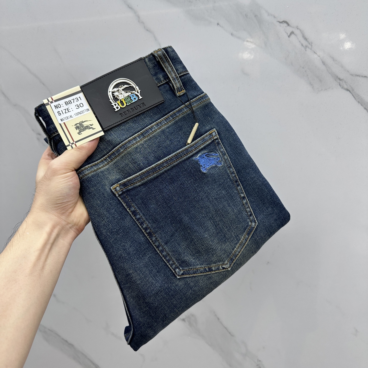 NO:468348,Burberr* Burberry High-end customization, the latest jeans in early autumn 2025 are released simultaneously on the counter. Original custom reproduction. Customer-supplied hardware and accessories. Original quality. Imported fixed-color denim fabric. Heavy industry washing. Fine workmanship and excellent upper body!  Selected single products, complete three standards, original AX single product, number 29-38 without 37, burberry, burberry, jeans, alexander wang19860909Burberr*巴宝莉 高端定制、2025早秋最新款牛仔裤 柜台同步发售 原版定制复刻 客供五金辅料 原单品质 进口固色牛仔面料 重工洗水 做工走线精细 上身绝佳！优选单品 三标齐全 AX原单出品 码数29-38无37,,burberry,burberry,jeans,alexander wang,Men's clothing