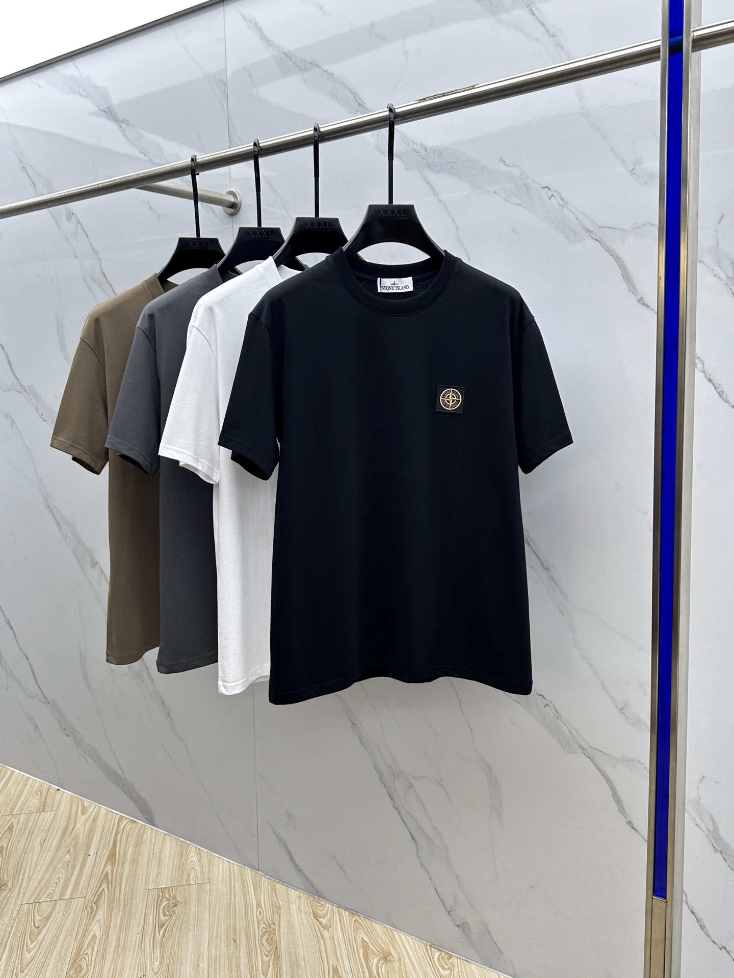 NO:471118,STONE ISLAND* Stone Island 2025FW spring and summer new round neck bottoming T-shirt, three-dimensional logo regular half-sleeved active pure cotton base T-shirt, cotton, feel glutinous and skin-skinned, soft and tough. Processing, toughness and wrinkle resistance have been greatly improved. The tailoring is very well-placed, threaded neckline, and extremely recognizable. Three standards are complete, and a must-have item for single-sided base. S-XL, tees, t-shirt, alexander wang19860909STONE ISLAND*石头島 2025FW春夏新品圆领打底外穿T恤,立体感logo常规半袖 活性纯棉打底T恤,棉,手感面糯有骨感,柔而有韧性.工艺处理,韧性和抗皱性能得到大幅度提高.剪裁很到位,螺纹领口,辨识度极高.三标齐全,单穿打底必备单品. 男女同款zg码数S-XL,,tees，t-shirt,alexander wang,Men's clothing