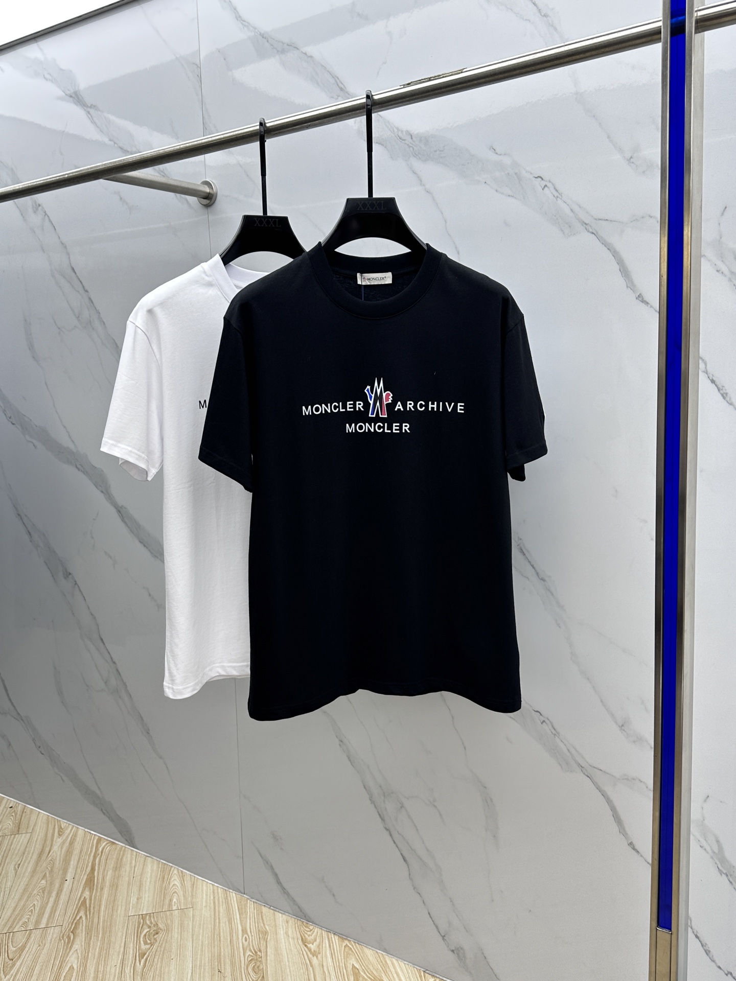 NO:471124,Mon* 2025FW spring and summer new round neck bottoming T-shirt, three-dimensional logo regular half-sleeved active pure cotton base T-shirt, cotton, feel glutinous and skin-skinned, soft and tough. Processing, toughness and wrinkle resistance have been greatly improved. The tailoring is very well-placed, threaded neckline is extremely recognizable. Three standards are complete, and a must-have item for single-sided base. S-XL for men and women, S-XL for men and women, t-shirt, alexander wang19860909Mon*蒙口 2025FW春夏新品圆领打底外穿T恤,立体感logo常规半袖 活性纯棉打底T恤,棉,手感面糯有骨感,柔而有韧性.工艺处理,韧性和抗皱性能得到大幅度提高.剪裁很到位,螺纹领口,辨识度极高.三标齐全,单穿打底必备单品. 男女同款zg码数S-XL,,Moncler,tees，t-shirt,alexander wang,Men's clothing