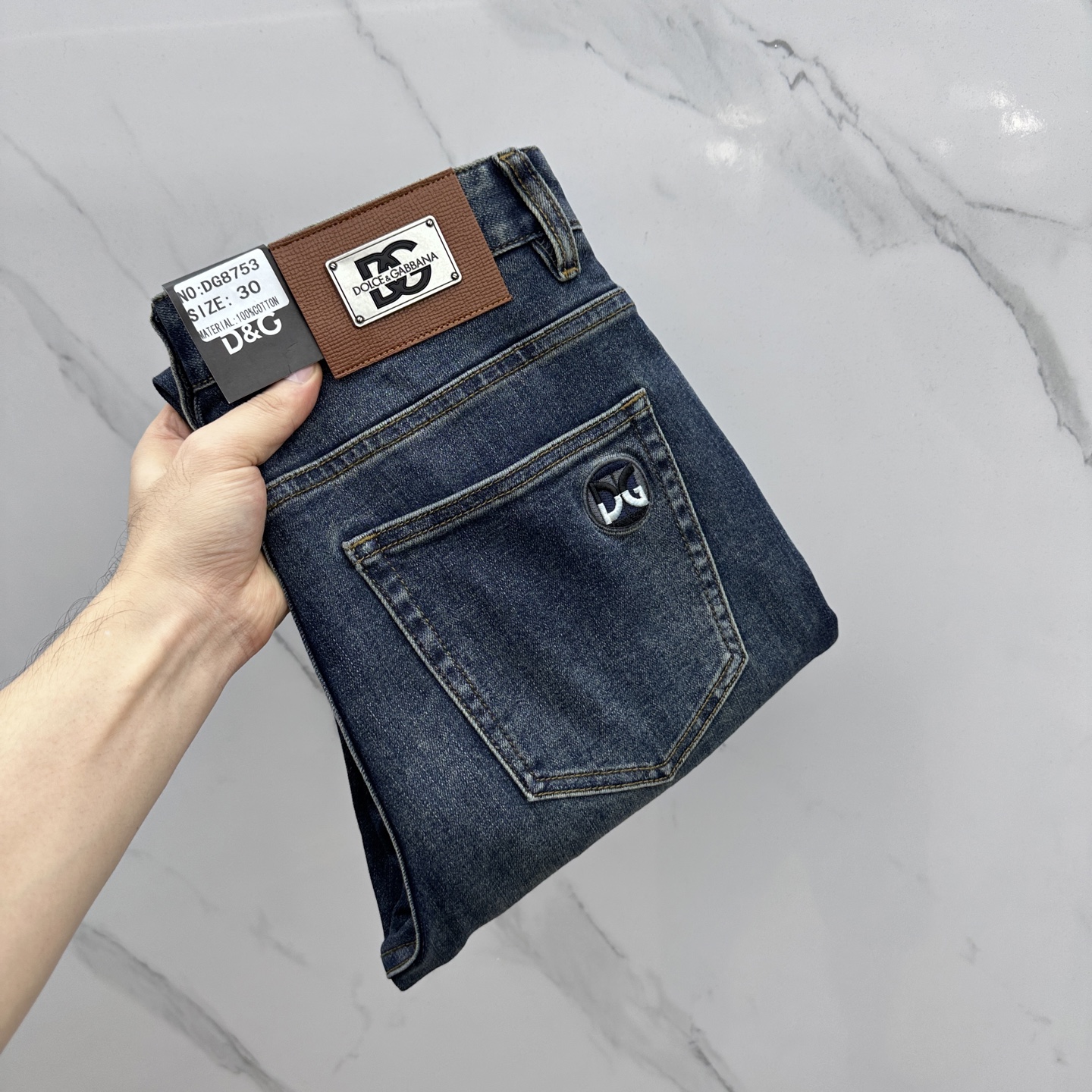 NO:471061,DG*Dougabanna High-end customization, the latest jeans in early autumn 2025 are released simultaneously on the counter. Original custom reproduction. Customer-supplied hardware and accessories. Original quality. Imported fixed-color denim fabric. Heavy industry washing. Fine workmanship and excellent upper body!  Selected single products, complete three standards, original AX single product, number 29-38 without 37, Dolce & Gabbana, jeans, alexander wang19860909DG*杜嘉班纳 高端定制、2025早秋最新款牛仔裤 柜台同步发售 原版定制复刻 客供五金辅料 原单品质 进口固色牛仔面料 重工洗水 做工走线精细 上身绝佳！优选单品 三标齐全 AX原单出品 码数29-38无37,,Dolce&Gabbana,jeans,alexander wang,Men's clothing