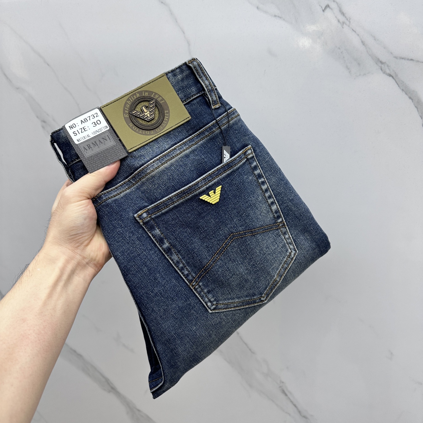 NO:471076,Amani* Armani High-end customization, the latest jeans in early autumn 2025 are released simultaneously on the counter. Original custom reproduction. Customer-supplied hardware and accessories. Original quality. Imported fixed-color denim fabric. Heavy industry washing. Fine workmanship and excellent upper body!  Selected single products, complete three standards, original AX single product, number 29-38 without 37,,armani,jeans,alexander wang19860909Amani*阿玛尼 高端定制、2025早秋最新款牛仔裤 柜台同步发售 原版定制复刻 客供五金辅料 原单品质 进口固色牛仔面料 重工洗水 做工走线精细 上身绝佳！优选单品 三标齐全 AX原单出品 码数29-38无37,,armani,jeans,alexander wang,Men's clothing