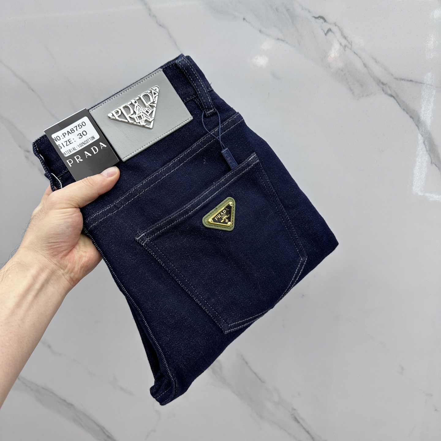 NO:471081,Prad*Prada High-end customization, the latest jeans in early autumn 2025 are released simultaneously on the counter. Original custom reproduction. Customer-supplied hardware and accessories. Original quality. Imported fixed-color denim fabric. Heavy industry washing. Fine workmanship and excellent upper body!  Selected single products, complete three standards, original AX single product, number 29-38 without 37,,prada,prada,jeans,alexander wang19860909Prad*普拉达 高端定制、2025早秋最新款牛仔裤 柜台同步发售 原版定制复刻 客供五金辅料 原单品质 进口固色牛仔面料 重工洗水 做工走线精细 上身绝佳！优选单品 三标齐全 AX原单出品 码数29-38无37,,prada,prada,jeans,alexander wang,Men's clothing