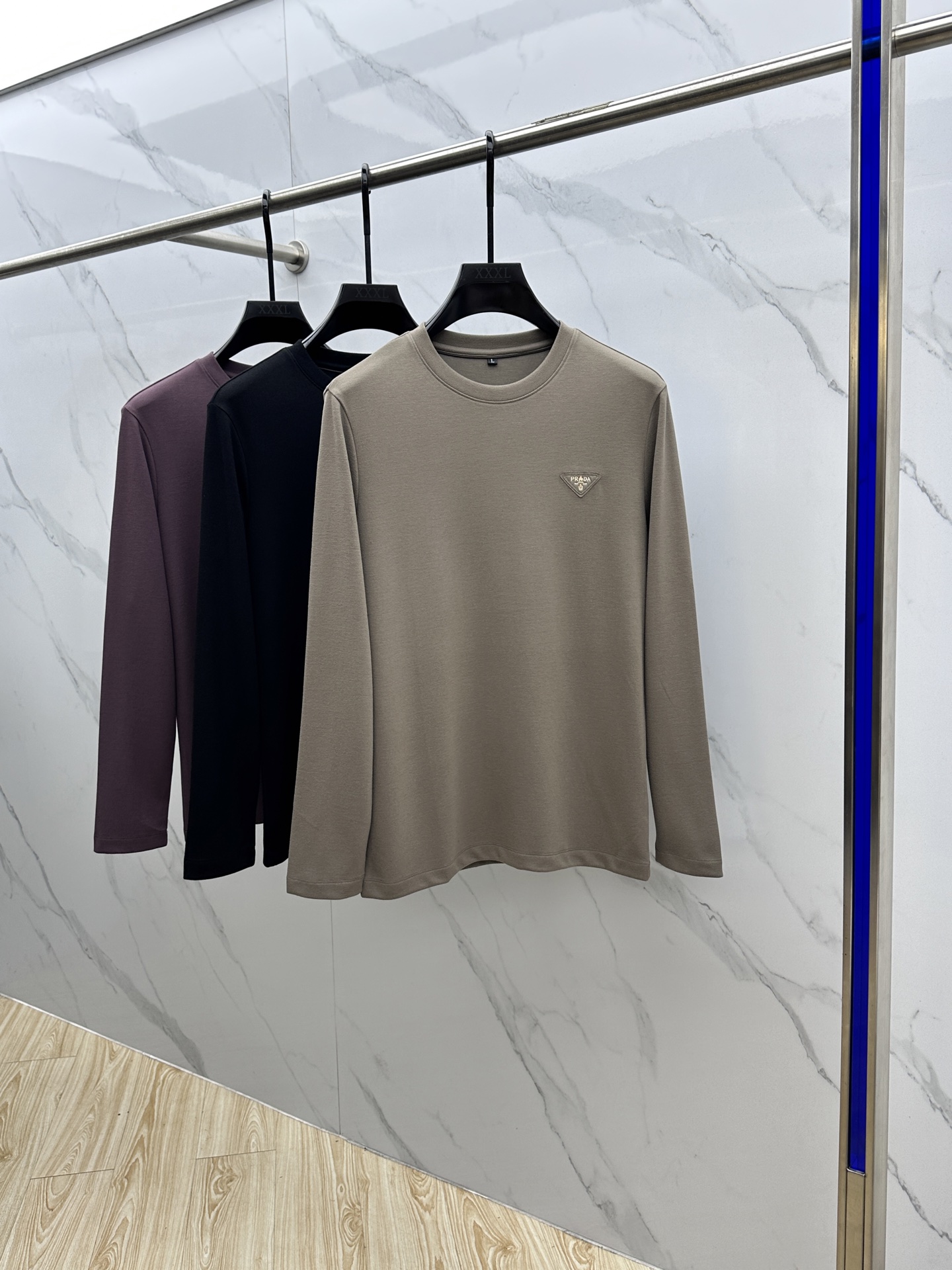 NO:521530,Prad*Prada 2025 early autumn new model first-time counter latest long-sleeved round-neck wool T-shirt, high-end customization, avant-garde and fashionable design!  Brand logo craft design High-end customized long-length cotton fabric. It feels soft and comfortable to wear. The counter-level exquisite car line is fine. The workmanship is exquisite. The upper body effect is invincible and handsome!  A must-have item for handsome men!  NB code number M-4XL, prada, prada, tees, t-shirt, alexander wang19860909Prad*普拉达 2025早秋新款首发专柜最新款长袖圆领羊毛T恤 高端订制 设计前卫时尚！品牌logo工艺设计 高端定制长绒棉面料.手感柔软.穿着舒适.专柜级别精致车线.做工精细.上身效果无敌帅气！型男必备单品！ NB码数M-4XL,,prada,prada,tees，t-shirt,alexander wang,Men's clothing