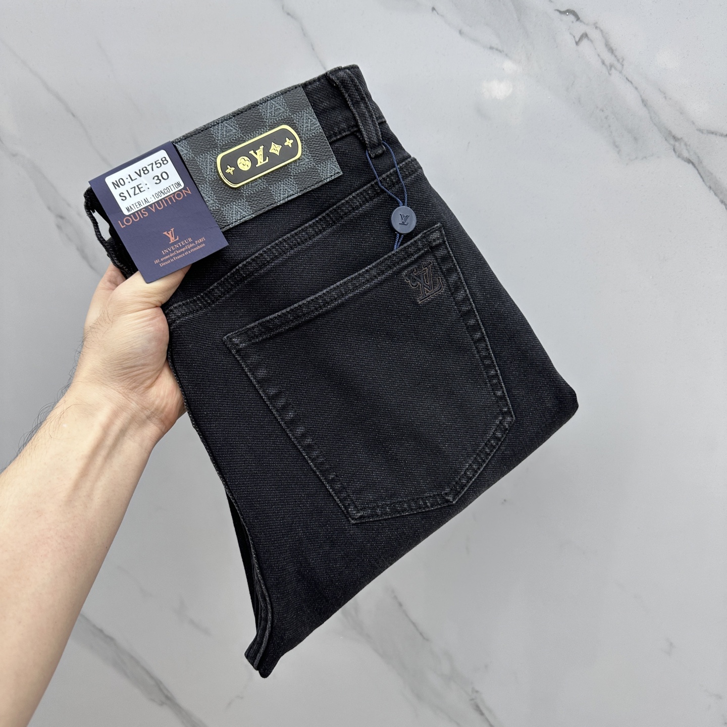 NO:515340,1V* Louis Vuitton, high-end customization, the latest jeans in early autumn 2025, are released simultaneously on the counter, original custom reproduction, customer-supplied hardware and accessories, original quality, imported fixed-color denim fabric, heavy-industrial washing, fine workmanship and excellent upper body!  Selected single products, complete three standards, original AX single product, number 29-38 without 37,,louis vuitton,jeans,alexander wang198609091V*路易威登 高端定制、2025早秋最新款牛仔裤 柜台同步发售 原版定制复刻 客供五金辅料 原单品质 进口固色牛仔面料 重工洗水 做工走线精细 上身绝佳！优选单品 三标齐全 AX原单出品 码数29-38无37,,louis vuitton,jeans,alexander wang,Men's clothing