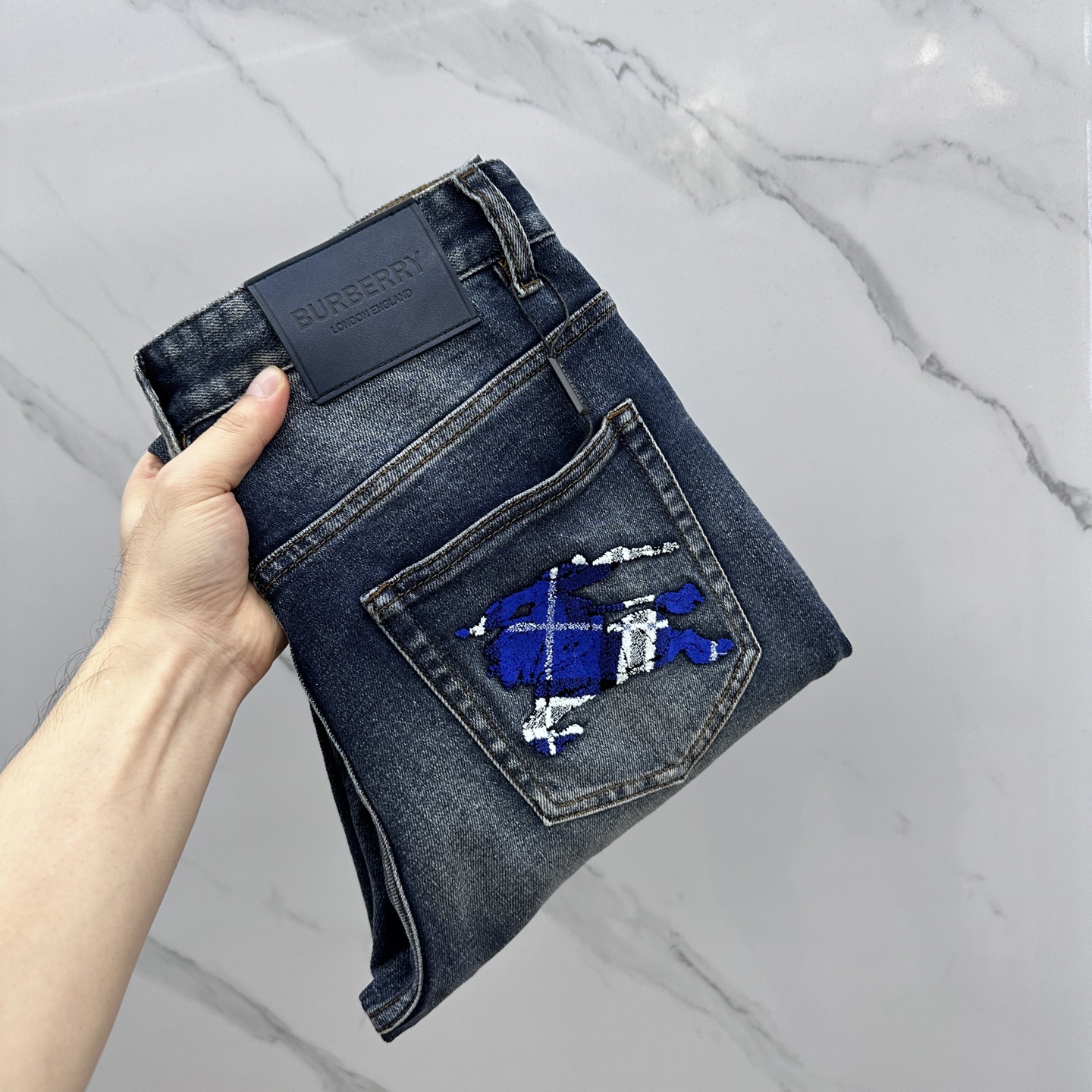 NO:521511,Burberry* Burberry High-end customization, the latest small straight jeans in early spring 2025, are available at the counter simultaneously, imported color fixing fabric, micro-spin, original custom reproduction, customer-supplied hardware and auxiliary materials, original quality, heavy industry washing, fine workmanship and excellent upper body!  The original three standards are complete, and the preferred items must be kept. A10 numbers 30-38 without 35.37, burberry, burberry, jeans, alexander wang19860909Burberry*巴宝莉 高端定制、2025早春最新款小直筒牛仔裤 柜台同步发售 进口固色面料 微弹 原版定制复刻 客供五金辅料 原单品质 重工洗水 做工走线精细 上身绝佳！原版三标齐全,优选单品 必须自留 A10 码数30-38无35.37,,burberry,burberry,jeans,alexander wang,Men's clothing