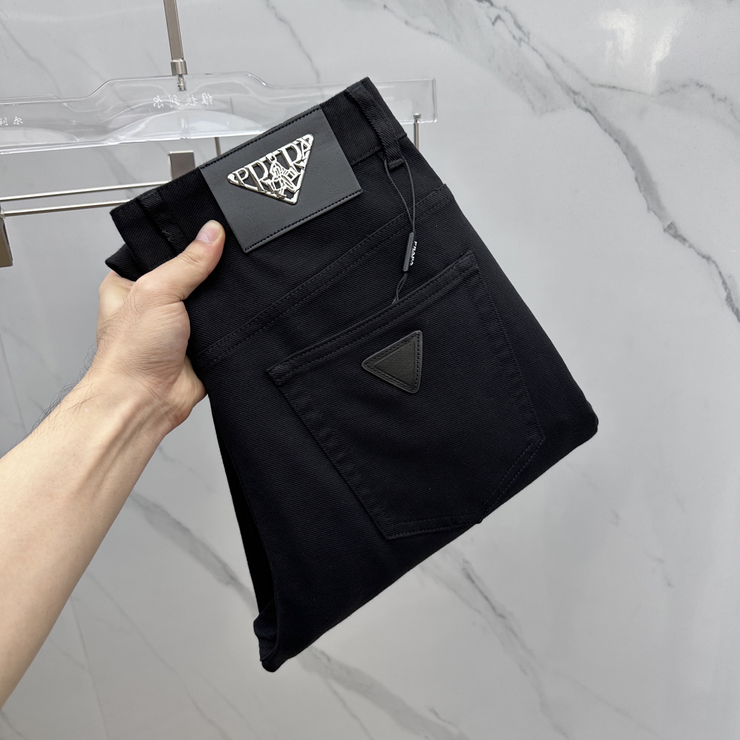 NO:515356,Prad*Prada High-end customization, the latest jeans in early autumn 2025 are released simultaneously on the counter. Original custom reproduction. Customer-supplied hardware and accessories. Original quality. Imported fixed-color denim fabric. Heavy industry washing. Fine workmanship and excellent upper body!  Selected single products, complete three standards, original AX single product, number 29-38 without 37,,prada,prada,jeans,alexander wang19860909Prad*普拉达 高端定制、2025早秋最新款牛仔裤 柜台同步发售 原版定制复刻 客供五金辅料 原单品质 进口固色牛仔面料 重工洗水 做工走线精细 上身绝佳！优选单品 三标齐全 AX原单出品 码数29-38无37,,prada,prada,jeans,alexander wang,Men's clothing