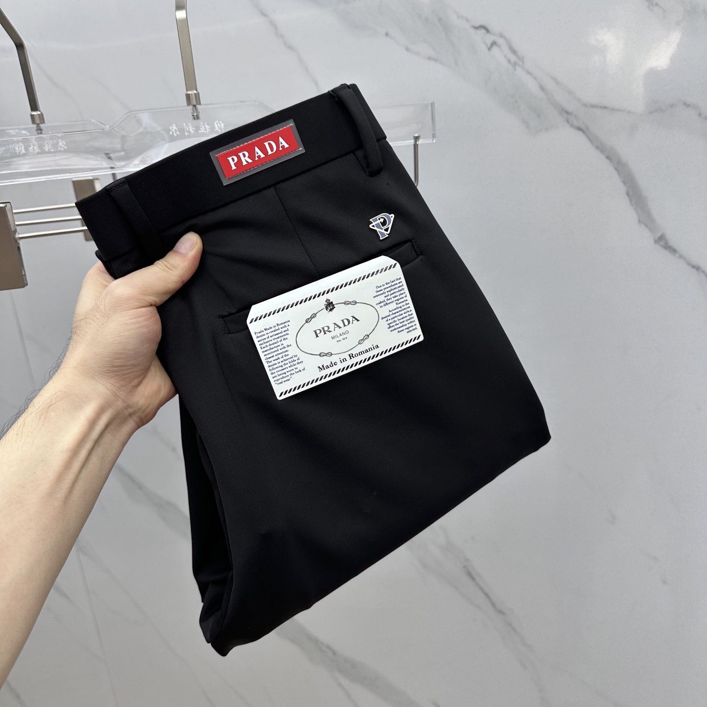 NO:515342,Prad*Prada 2025 early autumn new casual pants and trousers, released simultaneously on the official website, trouser body craft design, imported customer-supplied auxiliary materials, fabric customization, and OEM products are free of inspection!  Every detail is the ultimate, the original hardware accessories are trendy and stylish, and they are a must-have item for trendy people!  Original AX production!  Number of codes 29-40 has 35 no 37. 39, prada, prada, alexander wang19860909Prad*普拉达 2025早秋新品休闲裤西裤,官网同步发售,裤身工艺设计,进口客供辅料、面料定制,代工厂出品免检！每个细节做到极致,原版五金配件,潮范十足、上身有型帅气,潮人必备单品！ AX原单出品！ 码数29-40有35无37. 39,,prada,prada,alexander wang,Men's clothing