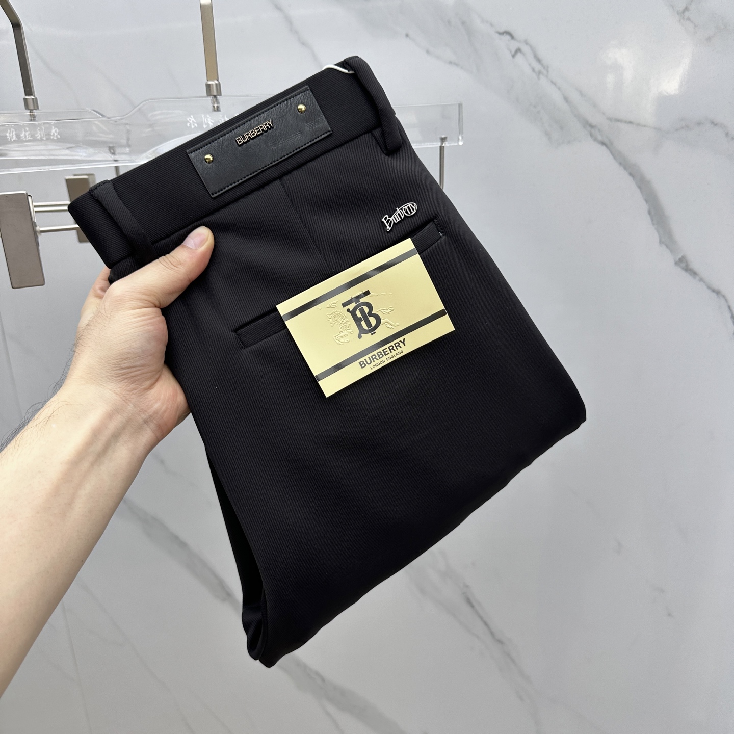 NO:515325,Burberry* Burberry 2025 early autumn new casual pants and trousers, released simultaneously on the official website, trouser body craft design, imported customer-supplied auxiliary materials, fabric customization, and OEM products are free of inspection!  Every detail is the ultimate, the original hardware accessories are trendy and stylish, and they are a must-have item for trendy people!  Original AX production!  Number of codes 29-40 has 35 no 37. 39, burberry, burberry, alexander wang19860909Burberry*巴宝莉 2025早秋新品休闲裤西裤,官网同步发售,裤身工艺设计,进口客供辅料、面料定制,代工厂出品免检！每个细节做到极致,原版五金配件,潮范十足、上身有型帅气,潮人必备单品！ AX原单出品！ 码数29-40有35无37. 39,,burberry,burberry,alexander wang,Men's clothing