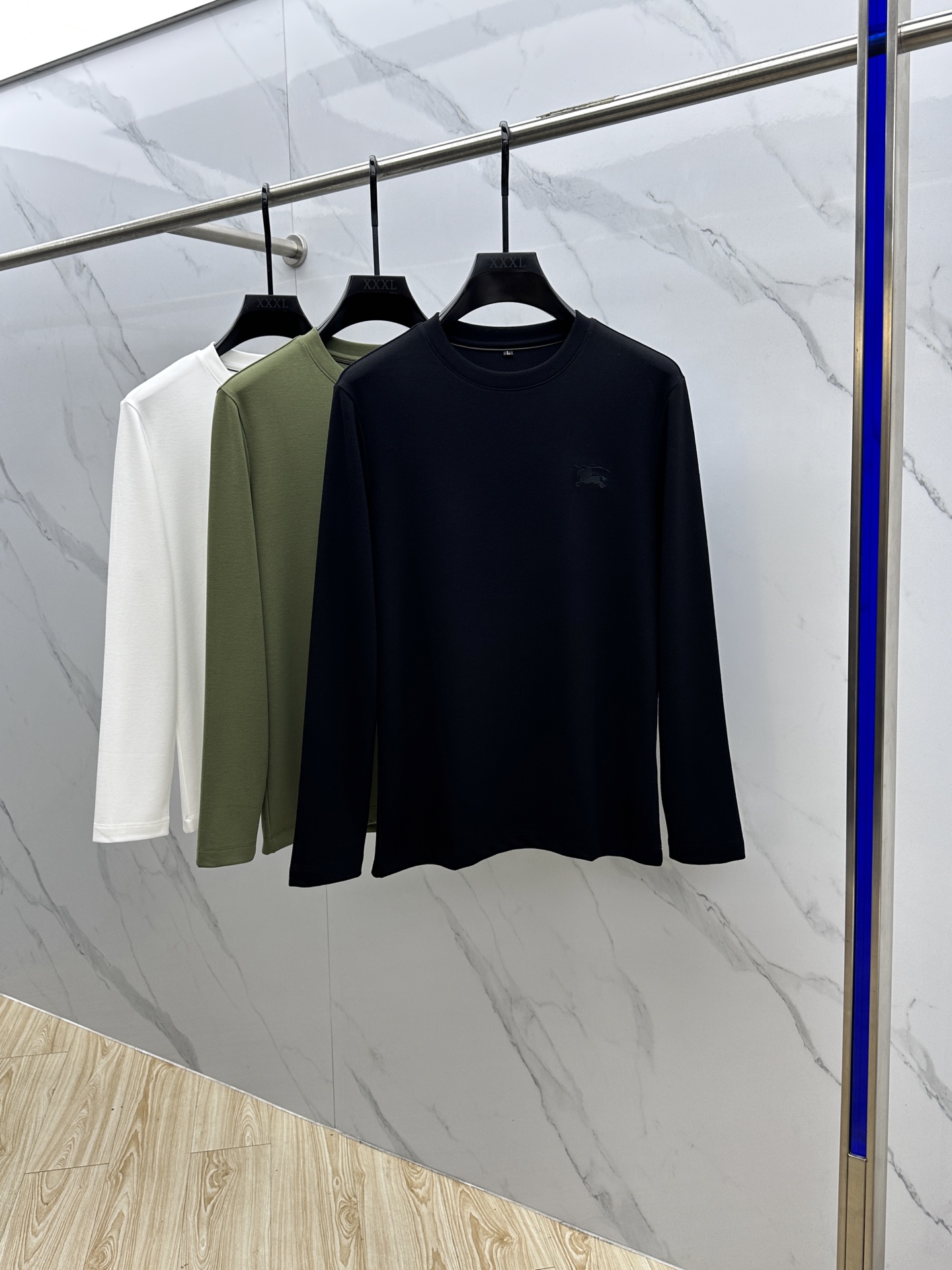 NO:520420,Burberry* Burberry 2025 early autumn new model first-time counter latest long-sleeved round-neck wool T-shirt, high-end customization, avant-garde and fashionable design!  Brand logo craft design High-end customized long-length cotton fabric. It feels soft and comfortable to wear. The counter-level exquisite car line is fine. The workmanship is exquisite. The upper body effect is invincible and handsome!  A must-have item for handsome men!  NB code number M-4XL, burberry, burberry, tees, t-shirt, alexander wang19860909Burberry*巴宝莉 2025早秋新款首发专柜最新款长袖圆领羊毛T恤 高端订制 设计前卫时尚！品牌logo工艺设计 高端定制长绒棉面料.手感柔软.穿着舒适.专柜级别精致车线.做工精细.上身效果无敌帅气！型男必备单品！ NB码数M-4XL,,burberry,burberry,tees，t-shirt,alexander wang,Men's clothing