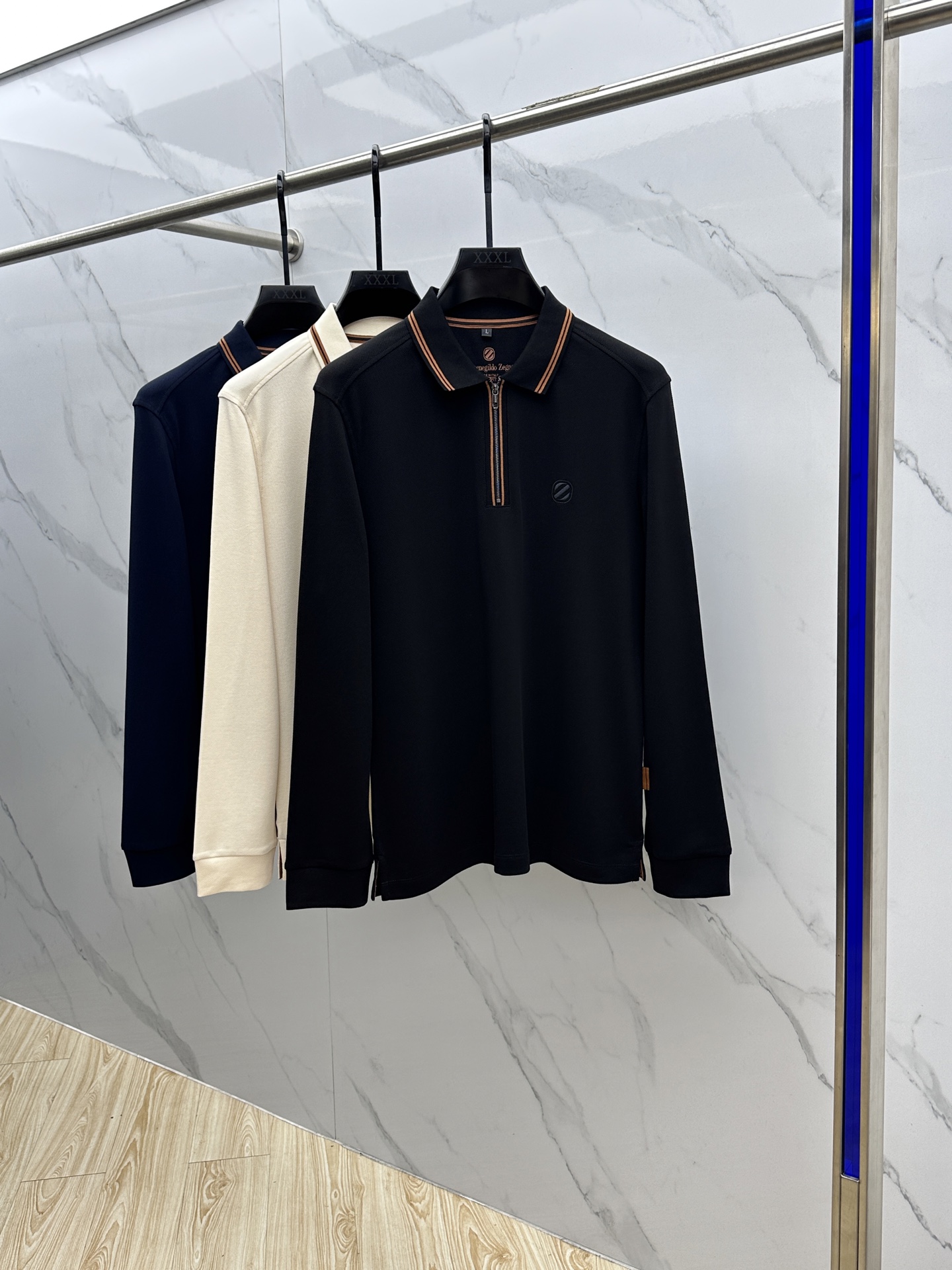 NO:520422,ZEGNA*Jenia 2025 autumn and winter new men's logo short-sleeved polo shirt, continuing the classic business casual lapel POLO shirt. This Polo shirt is made of mercerized double-sided cotton bead floor fabric, and the timeless design can transcend fashion trends. The classic style, the brand LOGO three-dimensional and unique, making the whole more detailed. The combination style, the fabric is made of cotton beaded material, comfortable, skin-friendly, breathable, and is a very practical wear for daily commuting and leisure. Highly recommended.nb Size M-3XL,,zegna,T-shirt,alexander wang19860909ZEGNA*杰尼亚 2025秋冬新款男士标识短袖polo衫,延续经典商务休闲翻领POLO恤.该款Polo衫采用丝光双面棉质珠地面料制成,隽永设计可跨越时尚潮流.经典款型,品牌LOGO立体别致,让整体更具细节感 合体的版型,面料采用全棉珠地料,舒适,亲肤,透气好,平时通勤休闲都很实穿的一款 强烈推荐.nb 尺码M-3XL,,zegna,T-shirt,alexander wang,Men's clothing