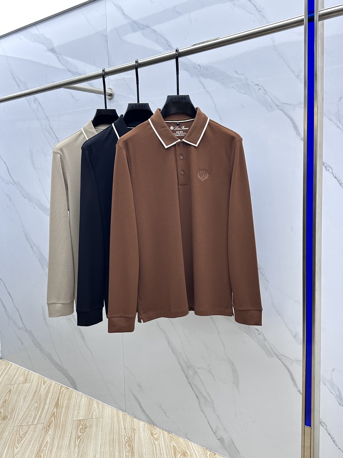 NO:516866,LP autumn and winter new men's logo short-sleeved polo shirt continues the classic business casual lapel POLO shirt. This Polo shirt is made of mercerized double-sided cotton bead floor fabric, and the timeless design can transcend fashion trends. The classic style, the brand LOGO three-dimensional and unique, making the overall more detailed. The integrated style, the fabric is made of cotton beaded material, comfortable, skin-friendly, breathable, and is very practical for commuting and leisure. Highly recommended.nb Size M-3XL,,loro piano, T-shirt, alexander wang19860909LP 秋冬新款男士标识短袖polo衫,延续经典商务休闲翻领POLO恤.该款Polo衫采用丝光双面棉质珠地面料制成,隽永设计可跨越时尚潮流.经典款型,品牌LOGO立体别致,让整体更具细节感 合体的版型,面料采用全棉珠地料,舒适,亲肤,透气好,平时通勤休闲都很实穿的一款 强烈推荐.nb 尺码M-3XL,,loro piana,T-shirt,alexander wang,Men's clothing