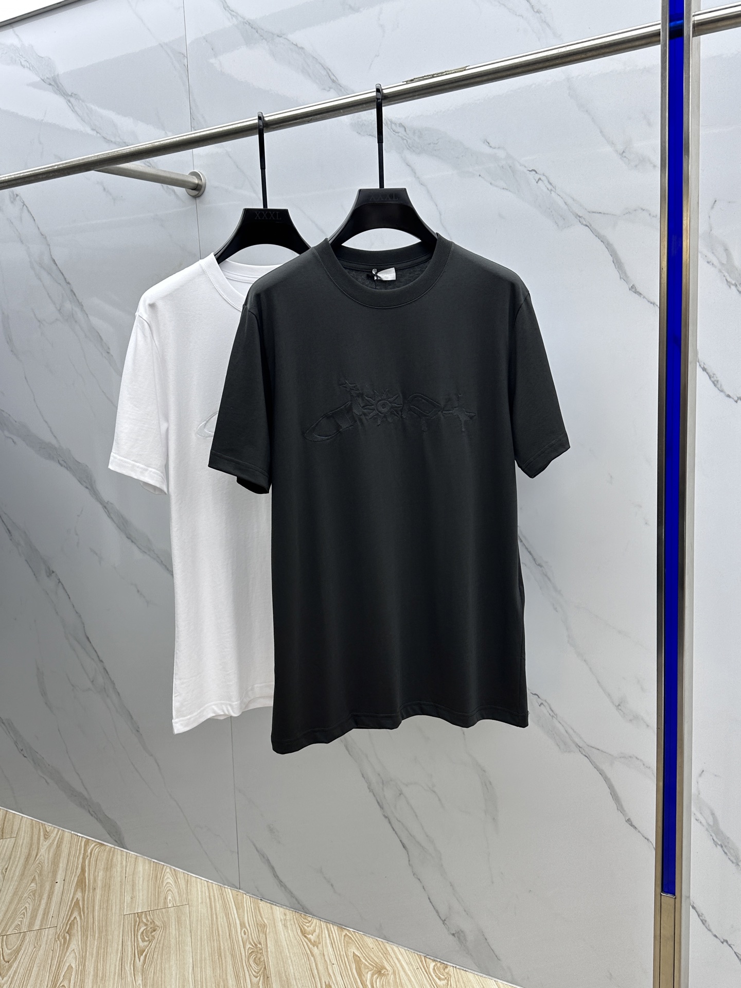 NO:479266,Dior 2025 spring and summer new Hamilton co-branded series last short-sleeved T-shirt This Cistian Couture T-shirt is a new product in the fall 2025 series, highlighting the classic logo. The chest is decorated with Cistian Couture embroidery. The classic silhouette can be easily matched with various styles. Hei Size S M L XL,,dior,dior,T-shirt,tees,t-shirt,alexander wang19860909Dior*迪奥 2025春夏新款汉密尔顿 联名系列last短袖T恤 这款 Cistian Couture T 恤是二零二五秋季系列新品,彰显 经典标识.胸前饰以 Cistian Couture 刺绣.经典廓形,可与各式轻松搭配.hei 尺码S M L XL,,dior,dior,T-shirt,tees，t-shirt,alexander wang,Men's clothing